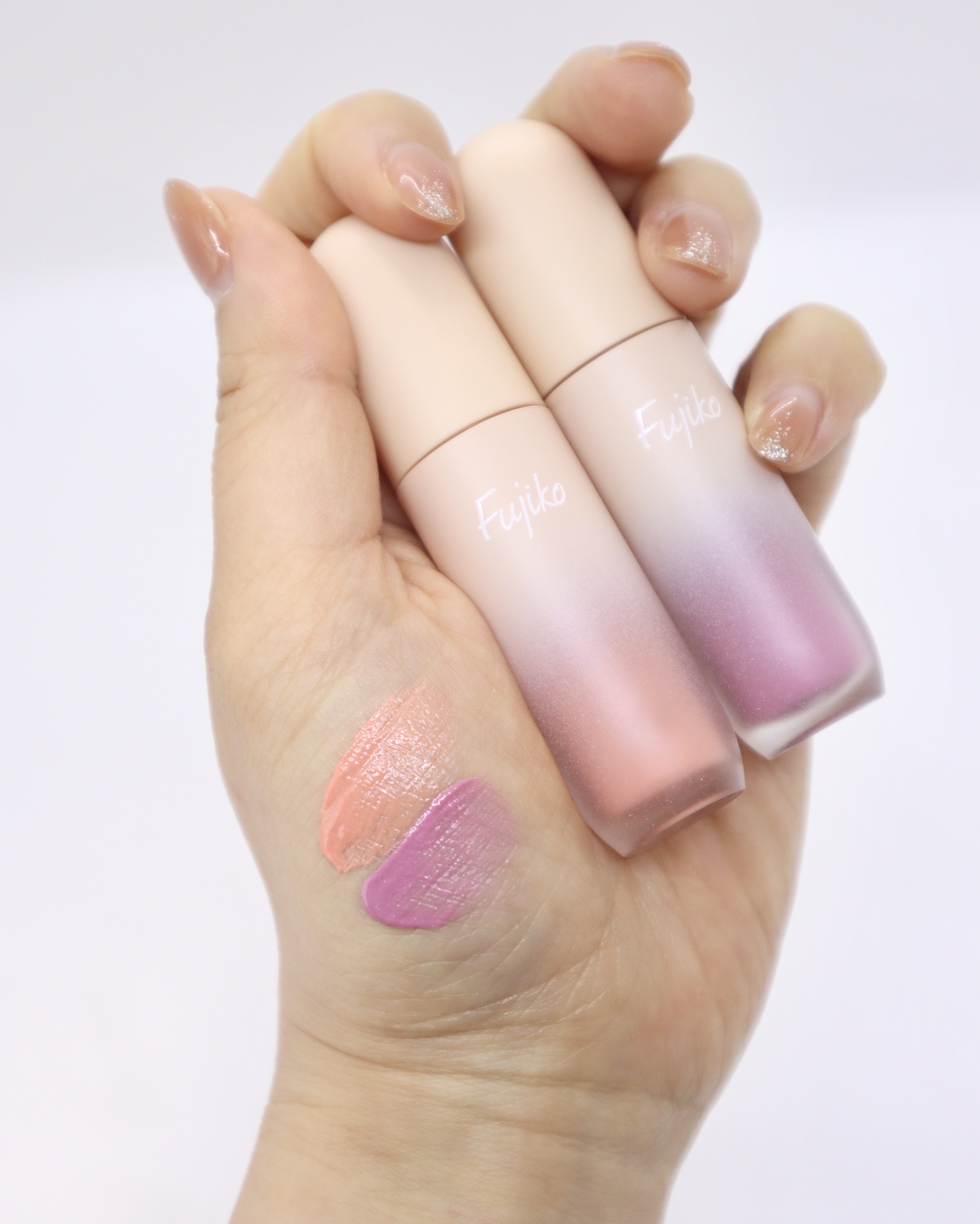 最近使った中で、良かったリキッドチーク

Fujiko 
メロメロチーク
　01メロメロピーチ
　02メロメロピンク

2色とも割とパーソナルカラー気にしなくても
肌に溶け込んでくれるから使いやすいと思う！

個人的には01の方が出番は多い