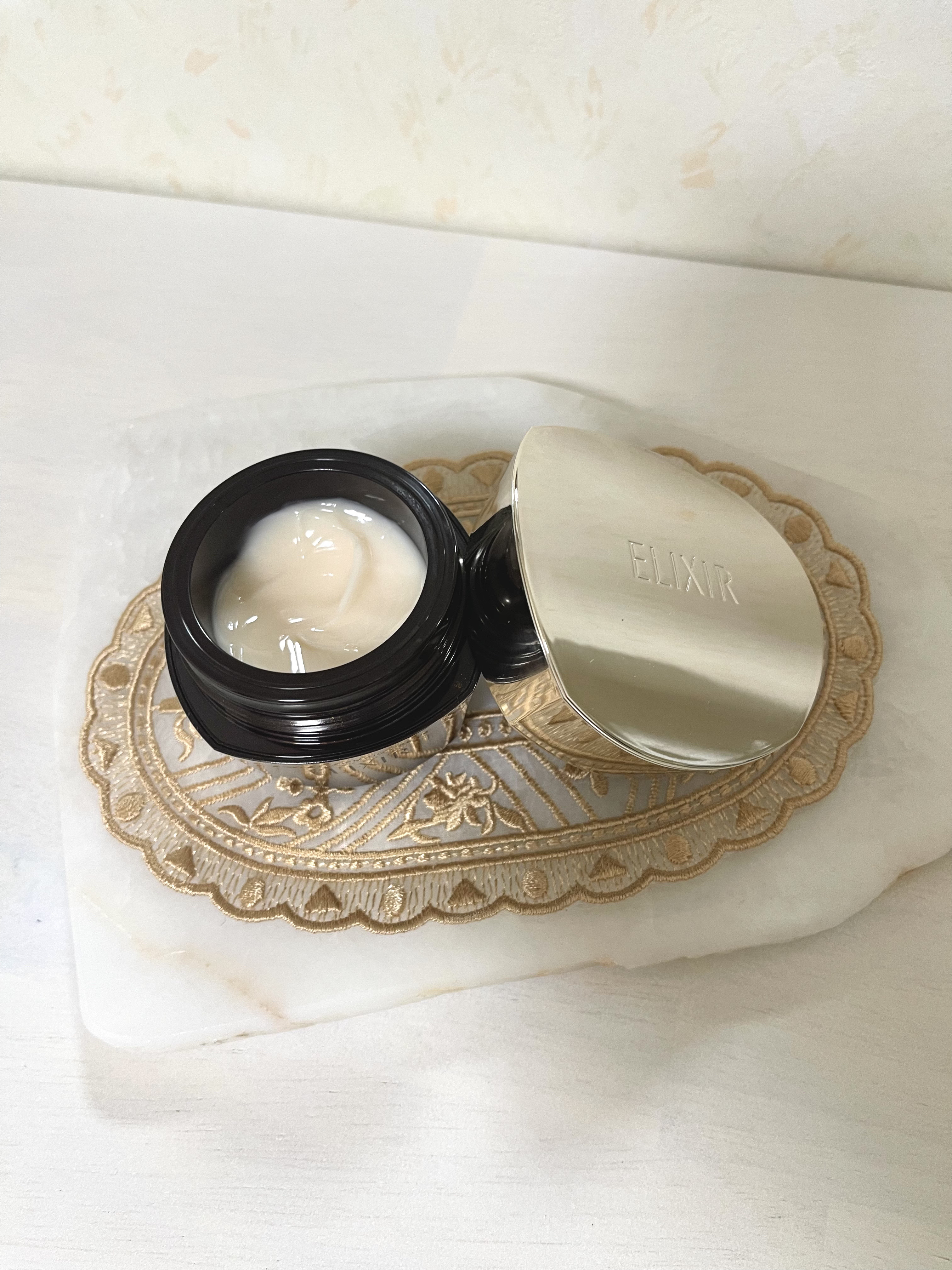 エリクシール ホワイト ブライトニング スリーピングジェルパック/エリクシール/フェイスクリームを使ったクチコミ（2枚目）