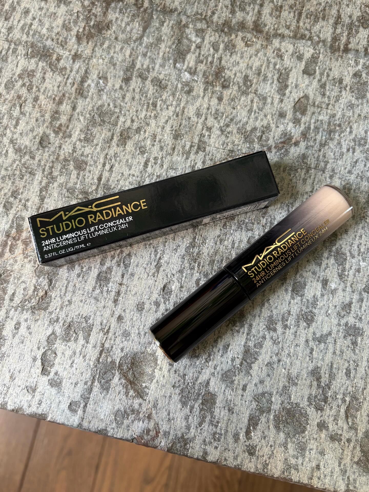 #PR #maccosmeticsjapan

スタジオ ラディアンス 24 ルミナス コンシーラー

ハイカバーで薄膜、ふっくらハリ感のある仕上がり24時間*続く特徴がある美容液コンシーラーです。

人気カラーのNW11を使用しました！
