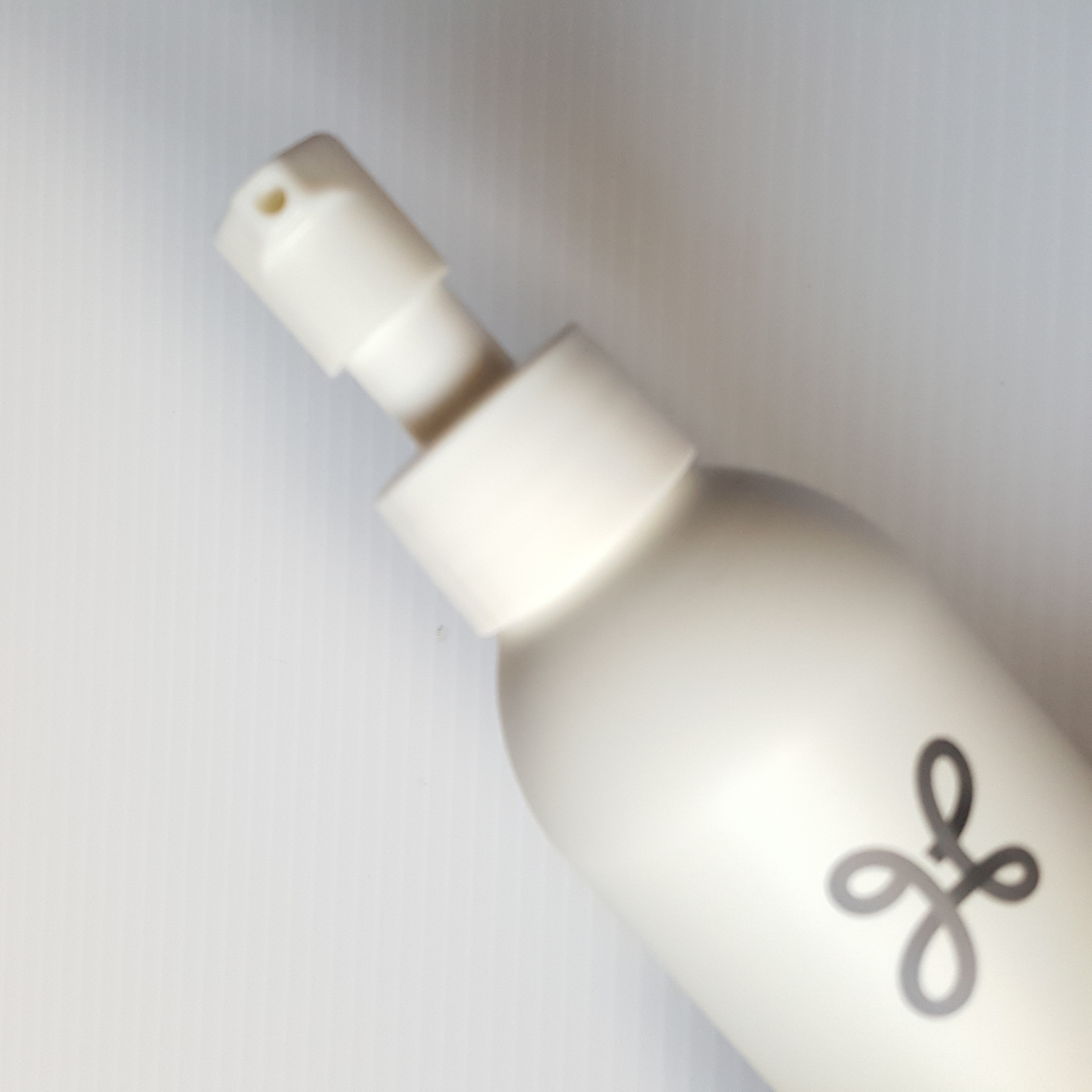 リーゼ リーゼ ブリーチヘア用 アイロン下地セラムのクチコミ「Liese
ブリーチヘア用　アイロン下地


熱や摩擦ダメージに着目
低温アイロンで形つくスト.....」（2枚目）