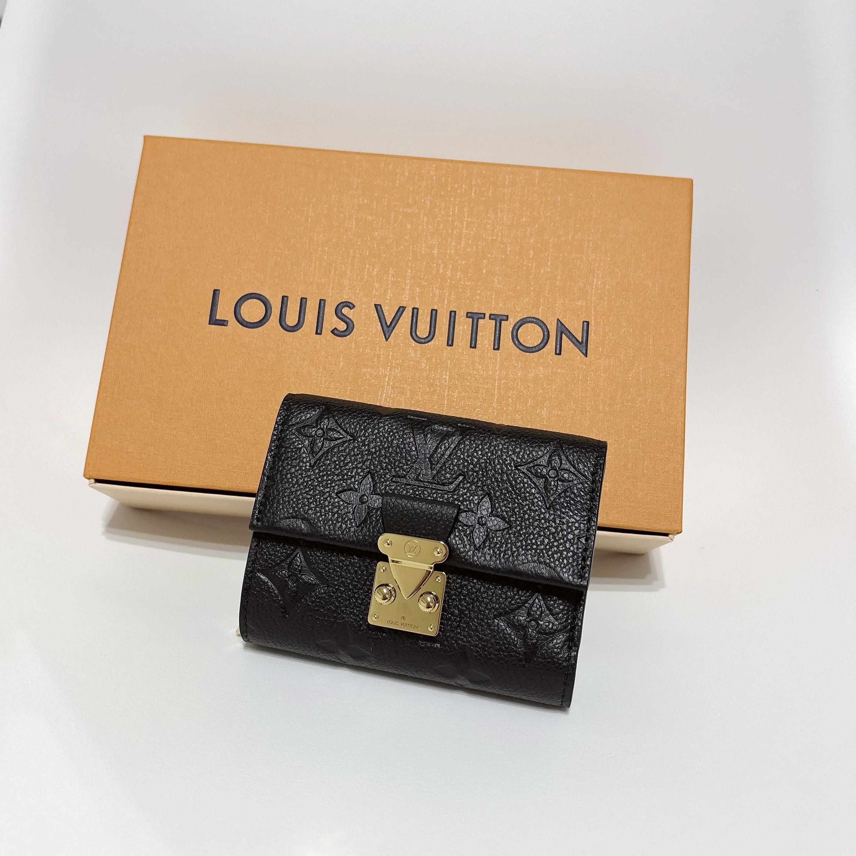 
今日は2025年で最も運が良い日
って事で、
4月に買ってたお財布やっと初下ろし👛

中身入れ替えてたら娘に
👧「まま黒いおさいふにするの？
かっこいいー！って言われちゃうね！」
って言われたよ♡
…褒めてるのかな？😂

ピンクのお