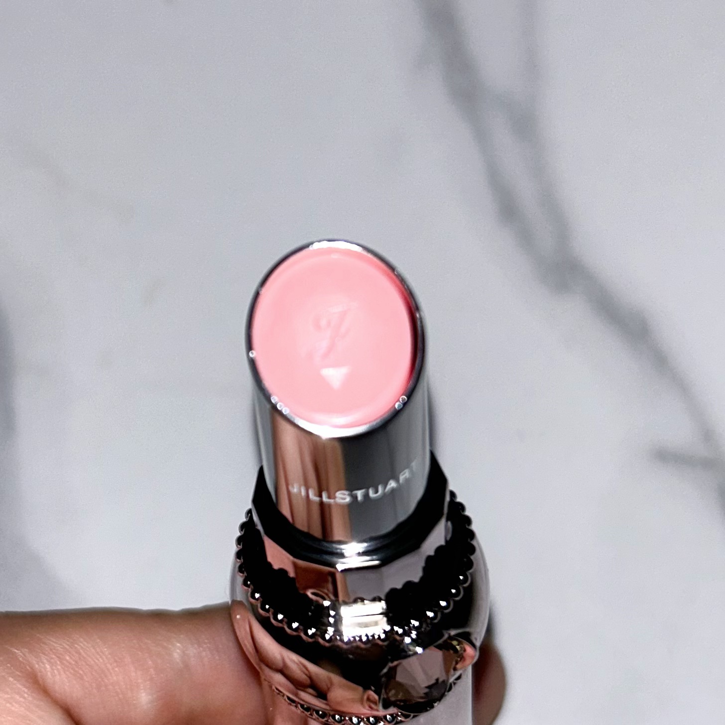 ジルスチュアート リップグロウ セラムバーム 01 petal bisau/JILL STUART/リップバームを使ったクチコミ（3枚目）