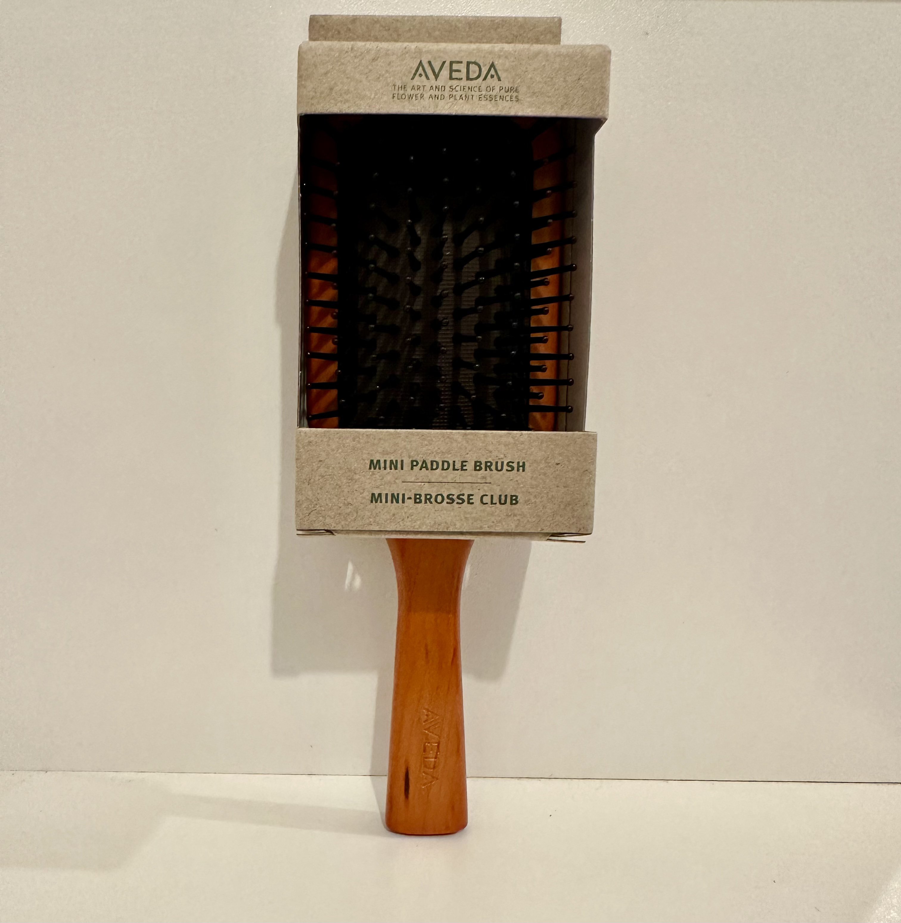 AVEDA ファミリア コラボ パドル ブラシ すてきなかおり 初日から完売も！うめ阪×【ファミリア】のコラボアイテムが可愛