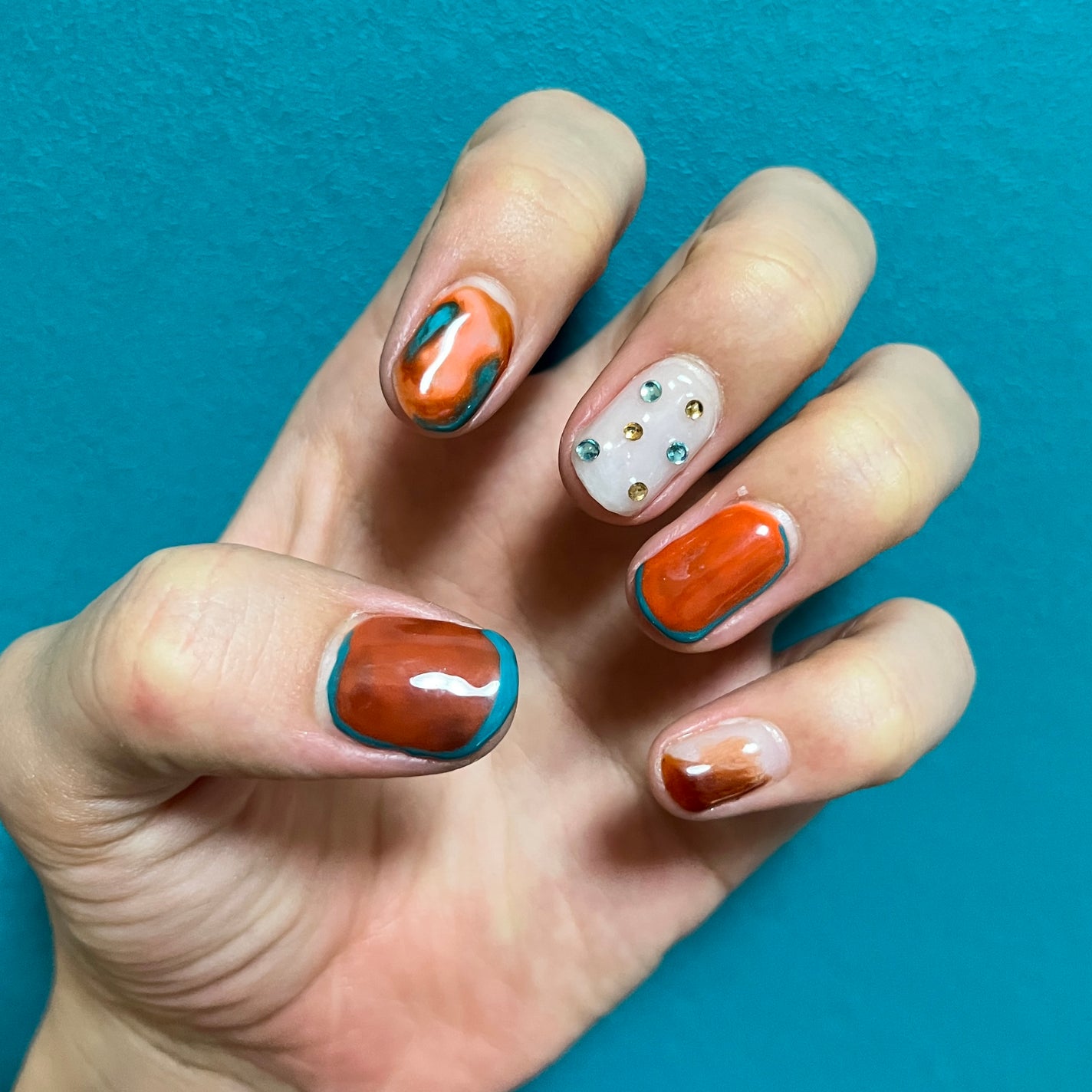 Dechi🐐 on LIPS 「7月のセルフネイル💅オレンジ✖︎青🧡💙────────────..」(2枚目)