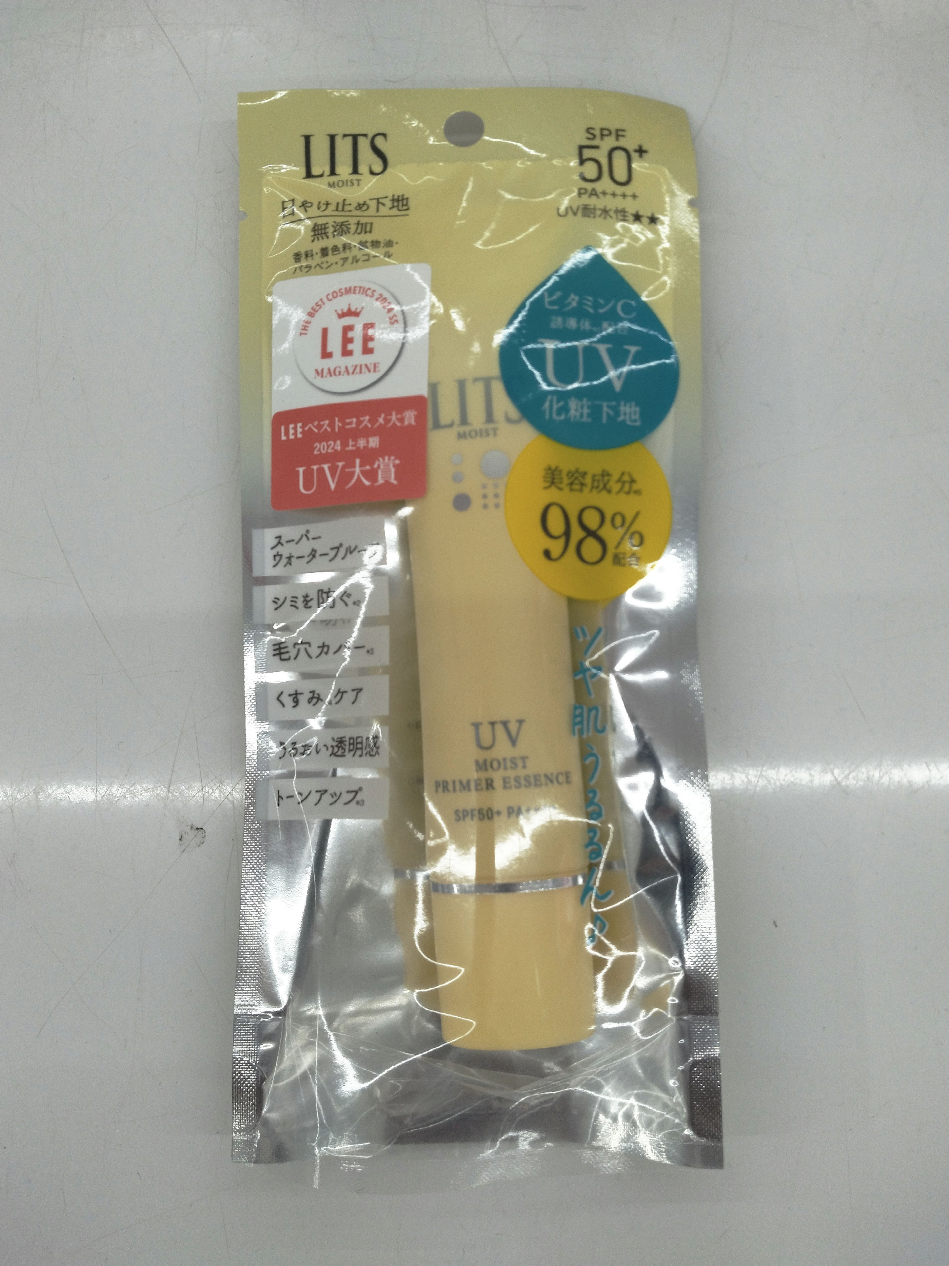 「リッツ UVモイストプライマーエッセンス」は、リッツ（RITZ）が展開する美容アイテムで、主に日焼け止め効果と保湿効果を兼ね備えた化粧下地です。この製品は、特に日常使いに適しており、紫外線から肌を守りながら、しっとりとした肌の仕上がりを目