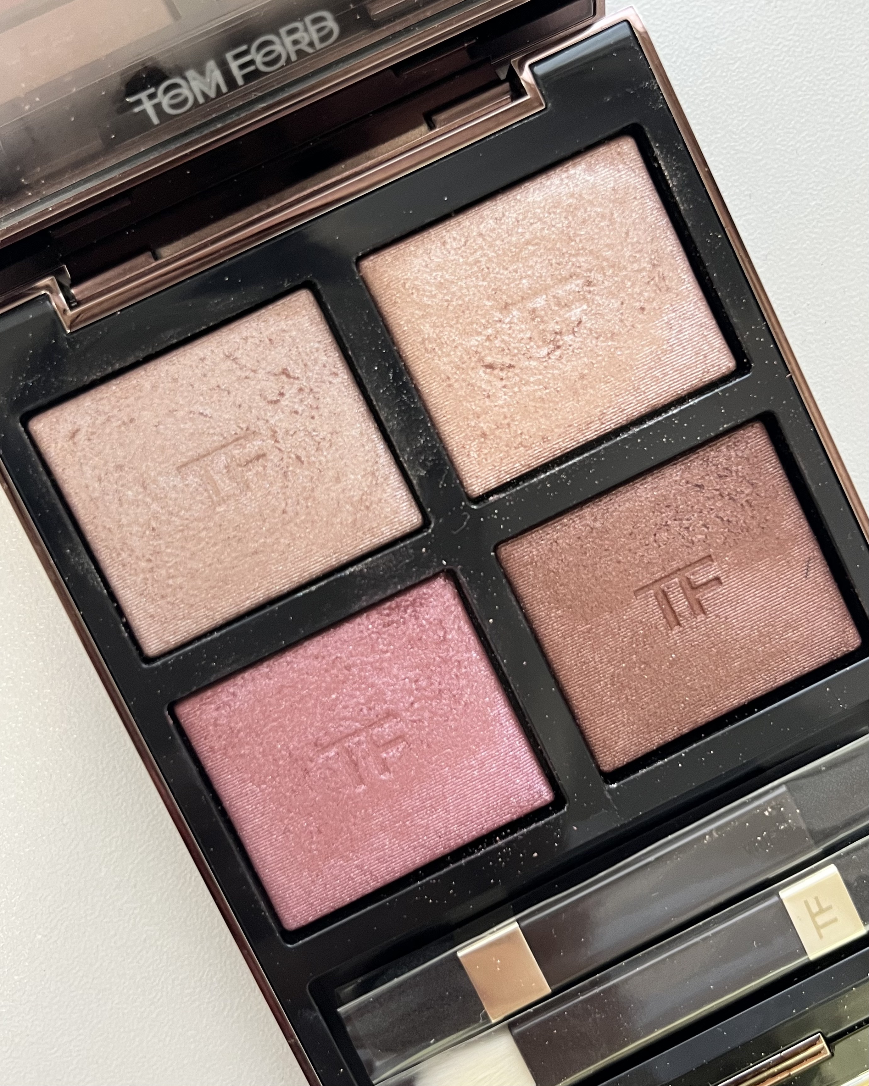 トムフォード　アイカラークォード　42a アイシャドウ アイ カラー クォード 42A ヘイズィ センシュアリティ / TOM