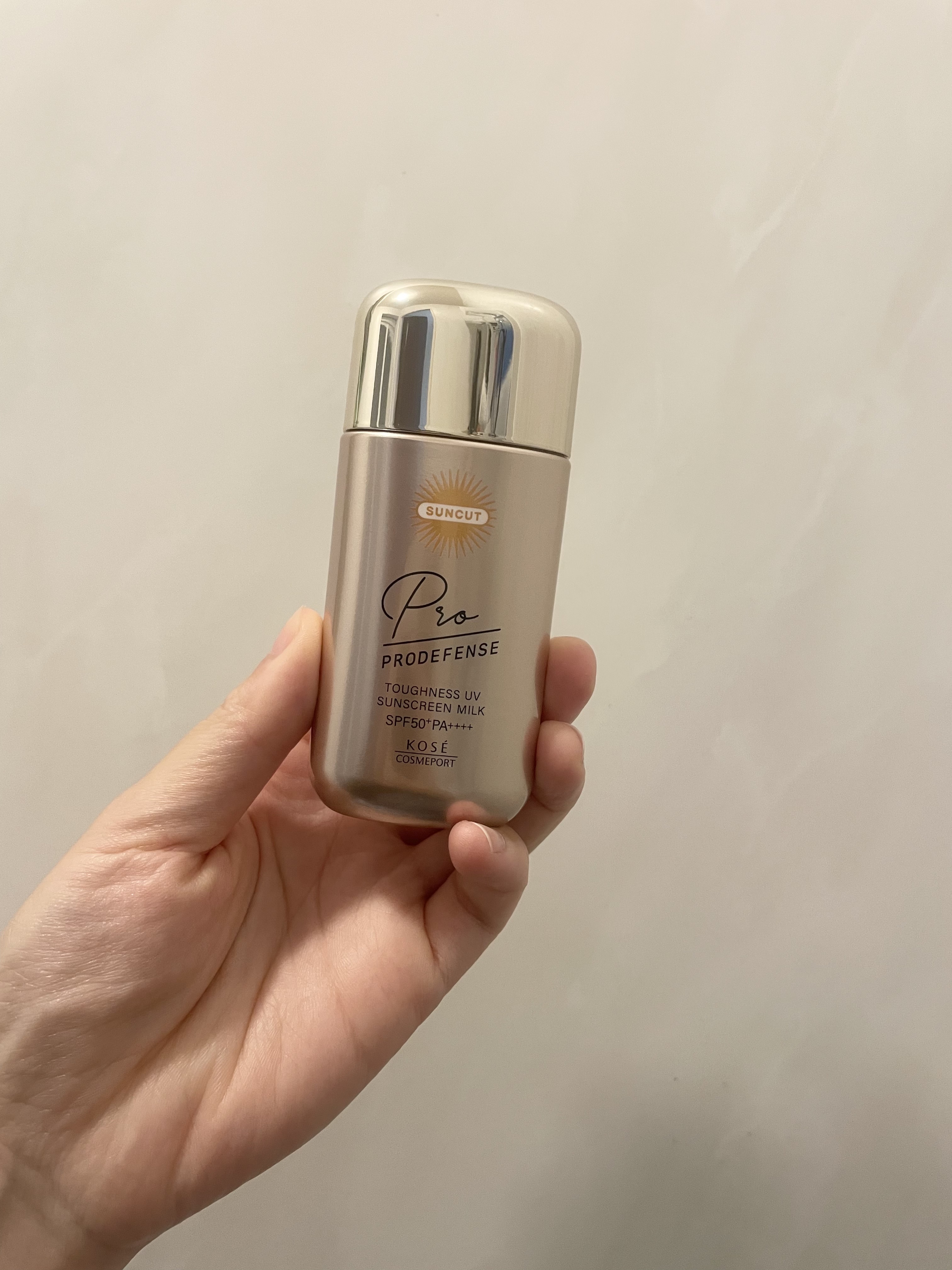 
値段するだけある日焼け止め！！
よく安売りしてるのを見かけるから、見つけたら買い溜め推奨◎

アウトドアの日はこれにしてる◎

