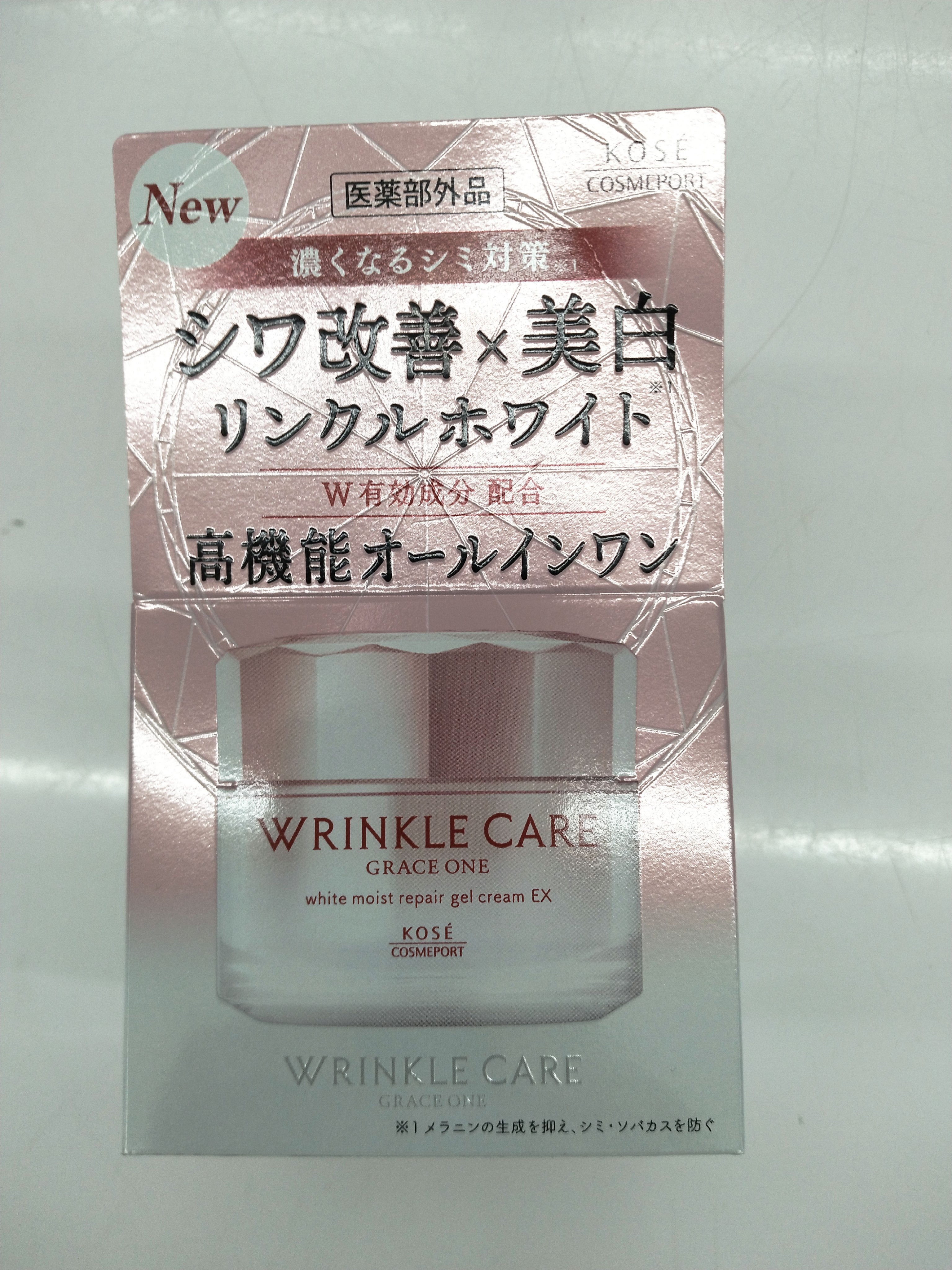 「リンクルケア グレイスワン ホワイト モイストジェルクリーム」は、特にエイジングケアを目的としたオールインワン型のスキンケアアイテムです。この製品は、リンクルケアと保湿、そして美白効果を兼ね備えており、忙しい毎日のスキンケアに最適です。
