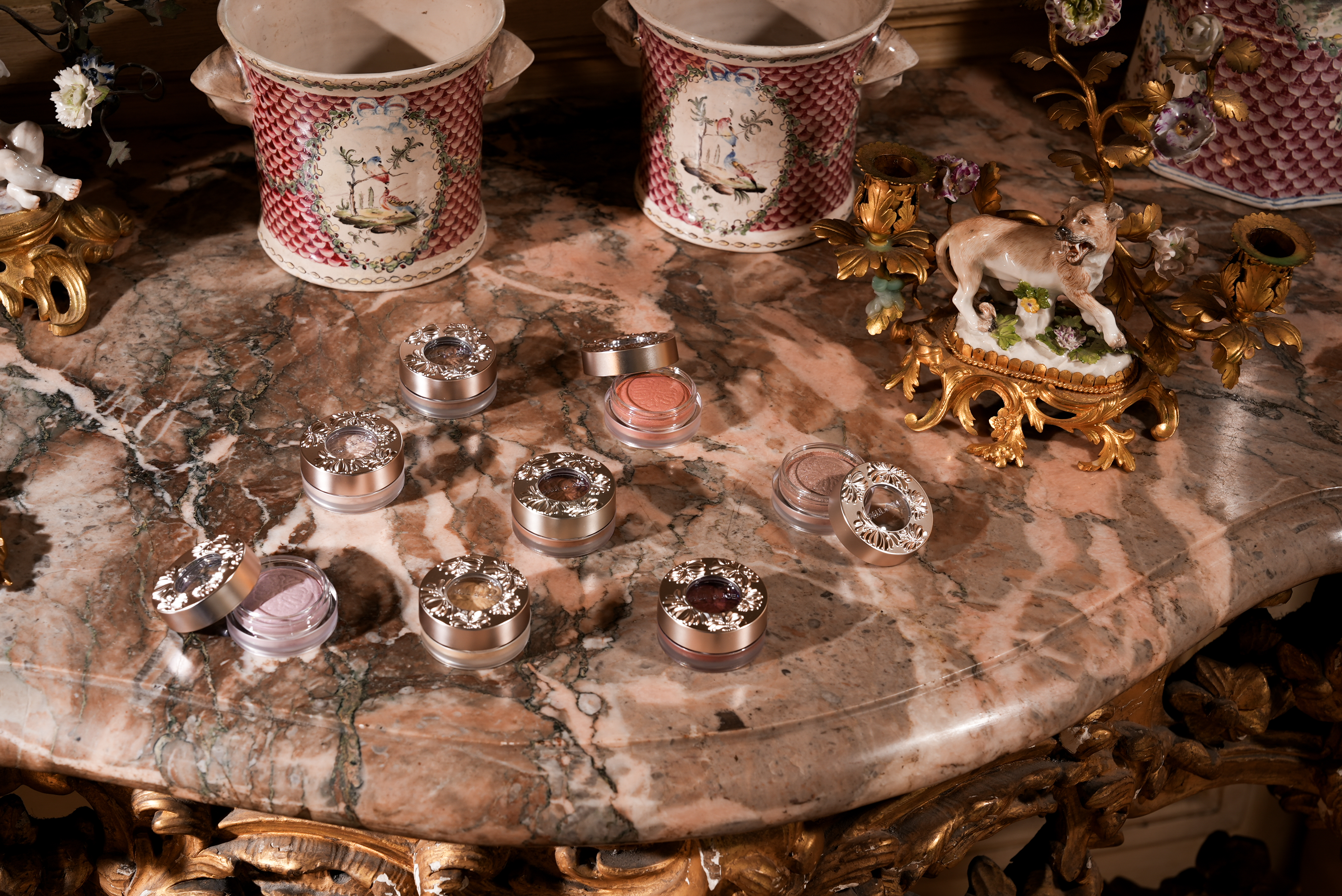 皆さん、こんにちは！

本日は8/1に新発売する
「シマリング アイカラー」をご紹介いたします♪

シマリング アイカラーは、
肌にとけこむような繊細な輝きと立体感を演出するアイシャドウ。
使うだけで心までときめく、その魅力を徹底解説！

