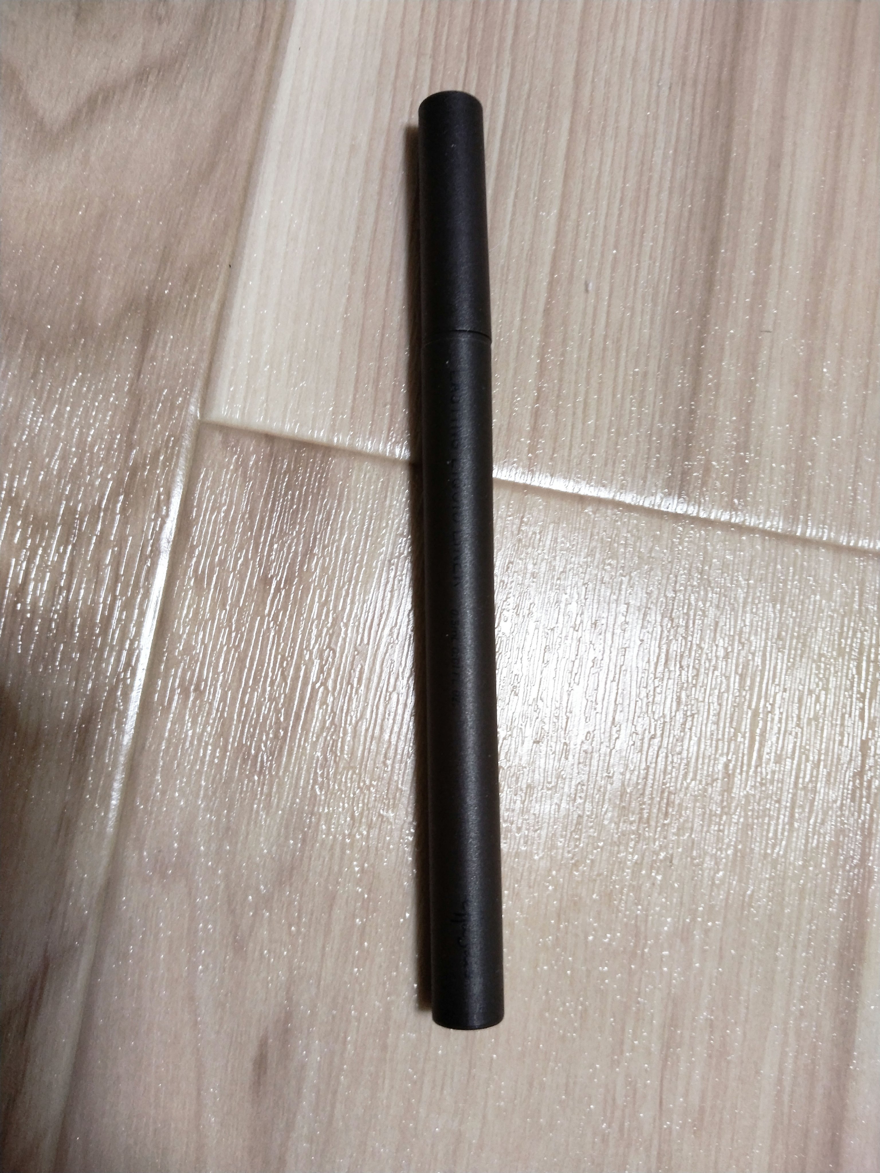 「エテュセ ラスティングリキッドライナー 02 モカブラック」は、エテュセ（ettusais）の人気アイライナーの一つで、特に使いやすさと発色の良さを兼ね備えた商品です。このリキッドライナーは、目元を引き締めつつ、優しい印象を与えるカラーで