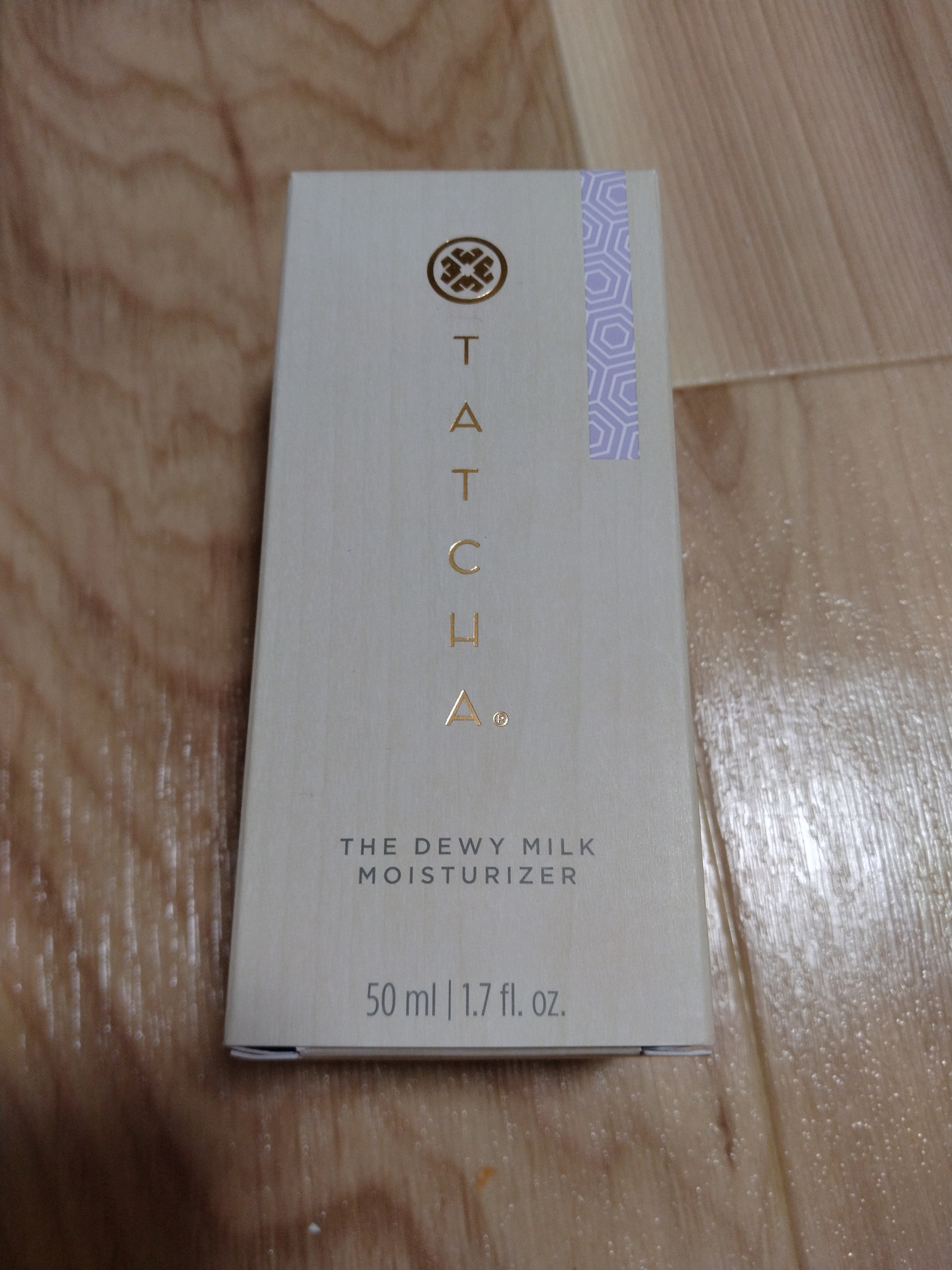 「タッチャ デューイー ミルク」は、Tatcha（タッチャ）が提供するスキンケアアイテムで、肌に潤いと輝きを与える乳液タイプの製品です。タッチャは、伝統的な日本の成分や技術に基づいた高品質なスキンケアとして人気を博しています。

### 主