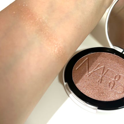 NARS ライトリフレクティング ルミナイジングパウダー/NARS/パウダーハイライトを使ったクチコミ(4枚目)