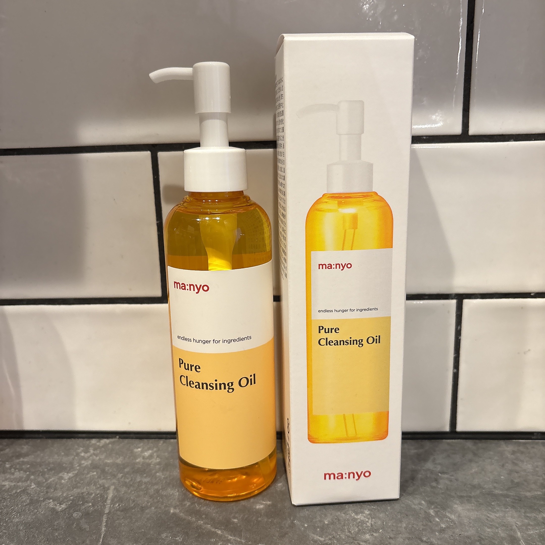 manyo
ピュア クレンジング オイル
¥2,530

14種類の植物性オイルで肌に優しく、 皮膚を保護する配合 親水性のオイルが水と混ざることで乳化し、 皮脂、毛穴汚れ、メイク汚れまでしっかりオフ💛🩵

サラッとして肌に馴染みやすい