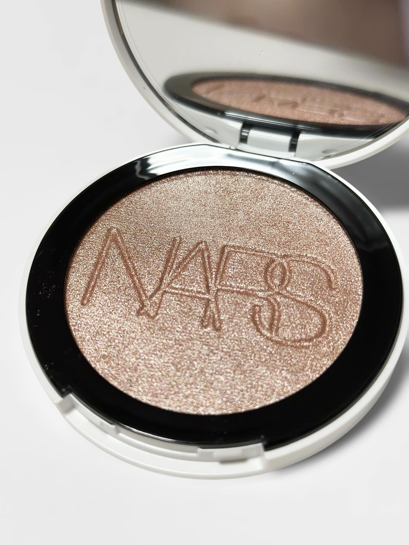 NARS ライトリフレクティング ルミナイジングパウダー/NARS/パウダーハイライトを使ったクチコミ(1枚目)