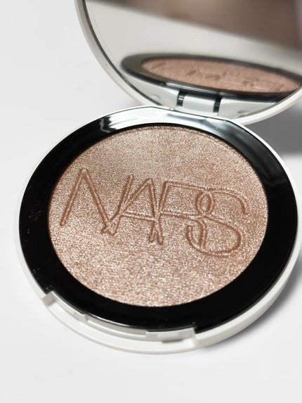 NARS ライトリフレクティング ルミナイジングパウダー/NARS/パウダーハイライトを使ったクチコミ(1枚目)