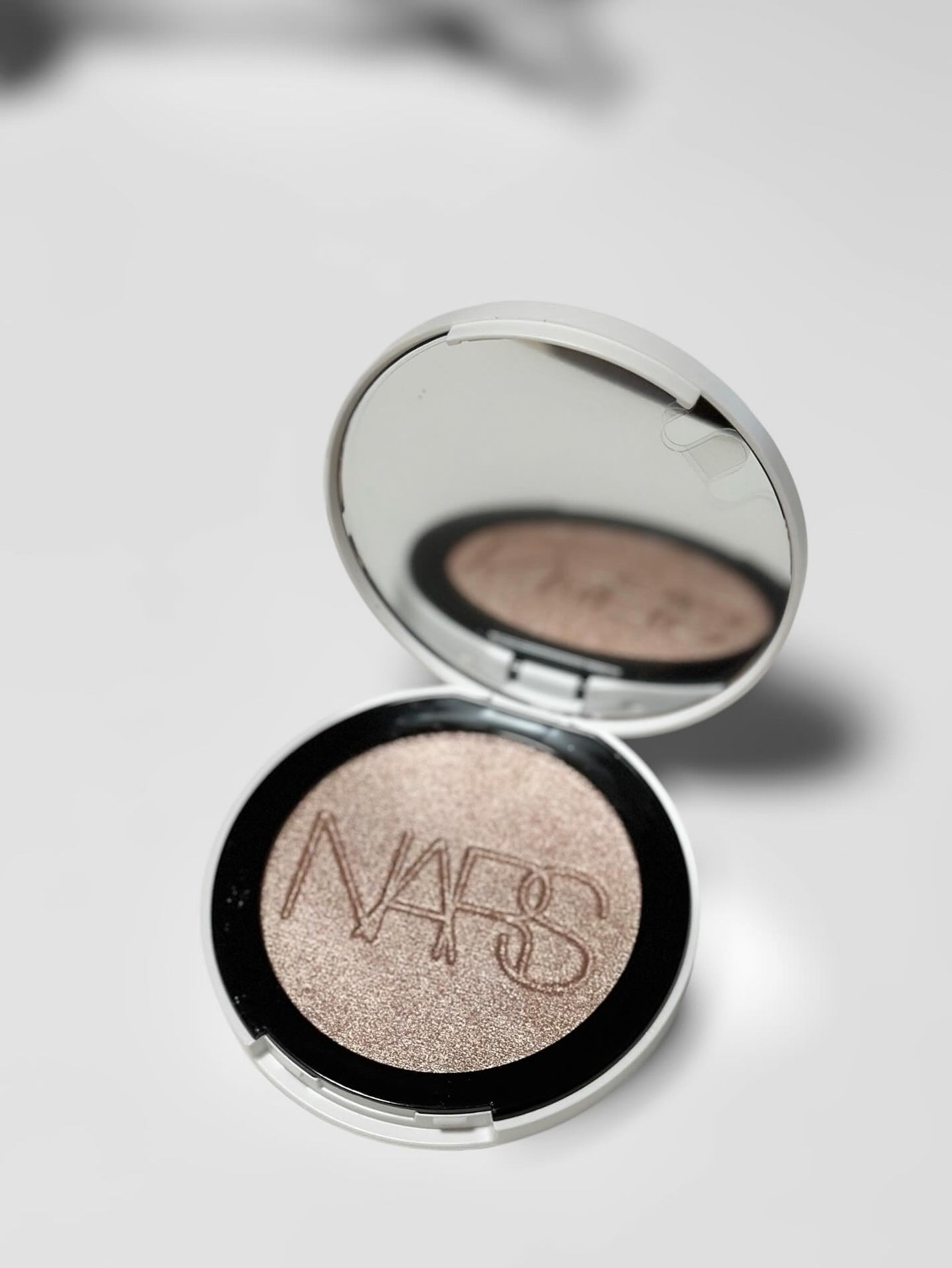NARS ライトリフレクティング ルミナイジングパウダー/NARS/パウダーハイライトを使ったクチコミ(2枚目)
