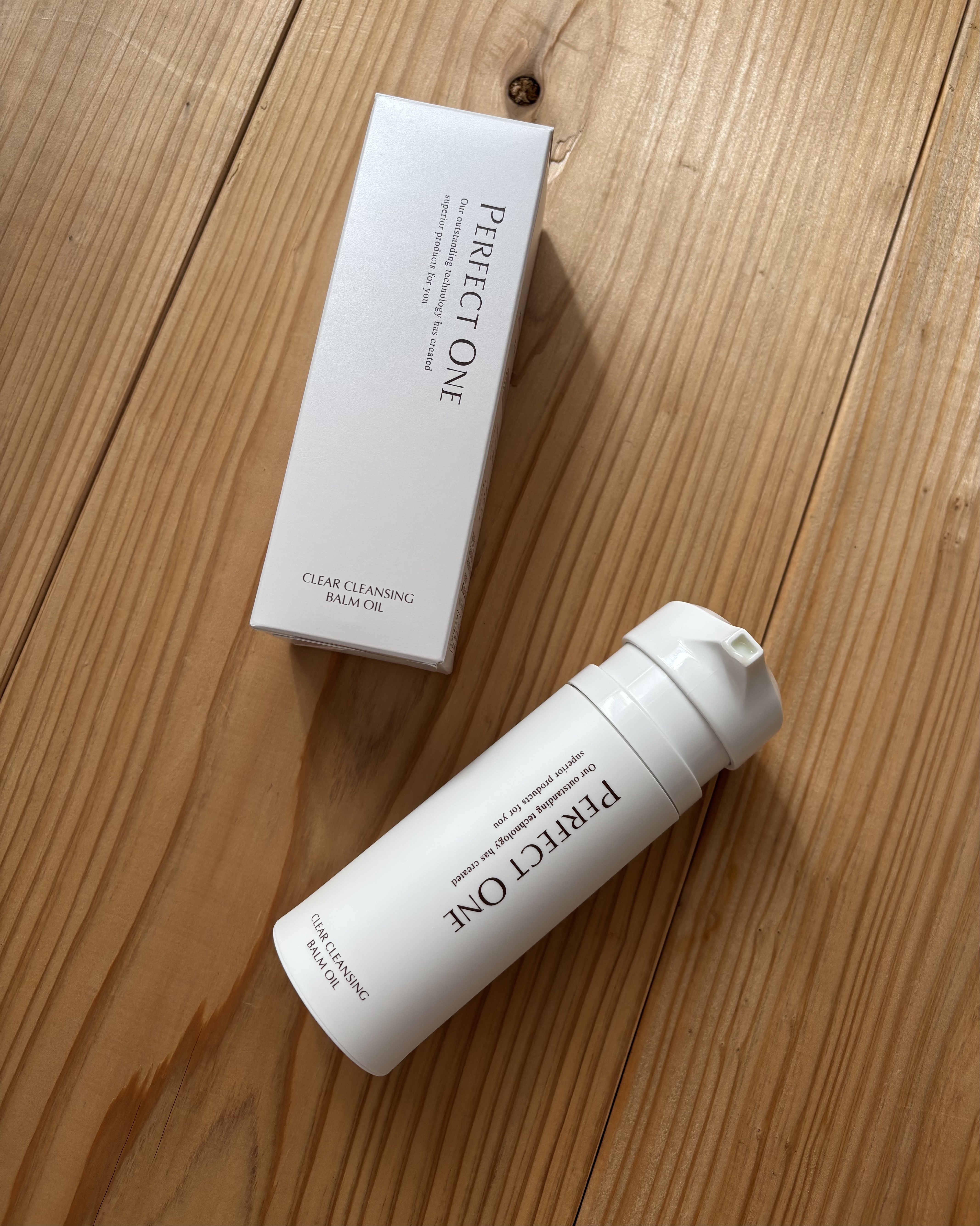 
・パーフェクトワン ✨️
クリアクレンジングバームオイル

・

☆マツエクOK ★美容液

★毛穴ケア ★保湿

★洗顔 ★マッサージ

とろけるバームがこれ一本マルチに堪能できます！

使ってみて感動したのがお鼻の汚れが
最近気になっ