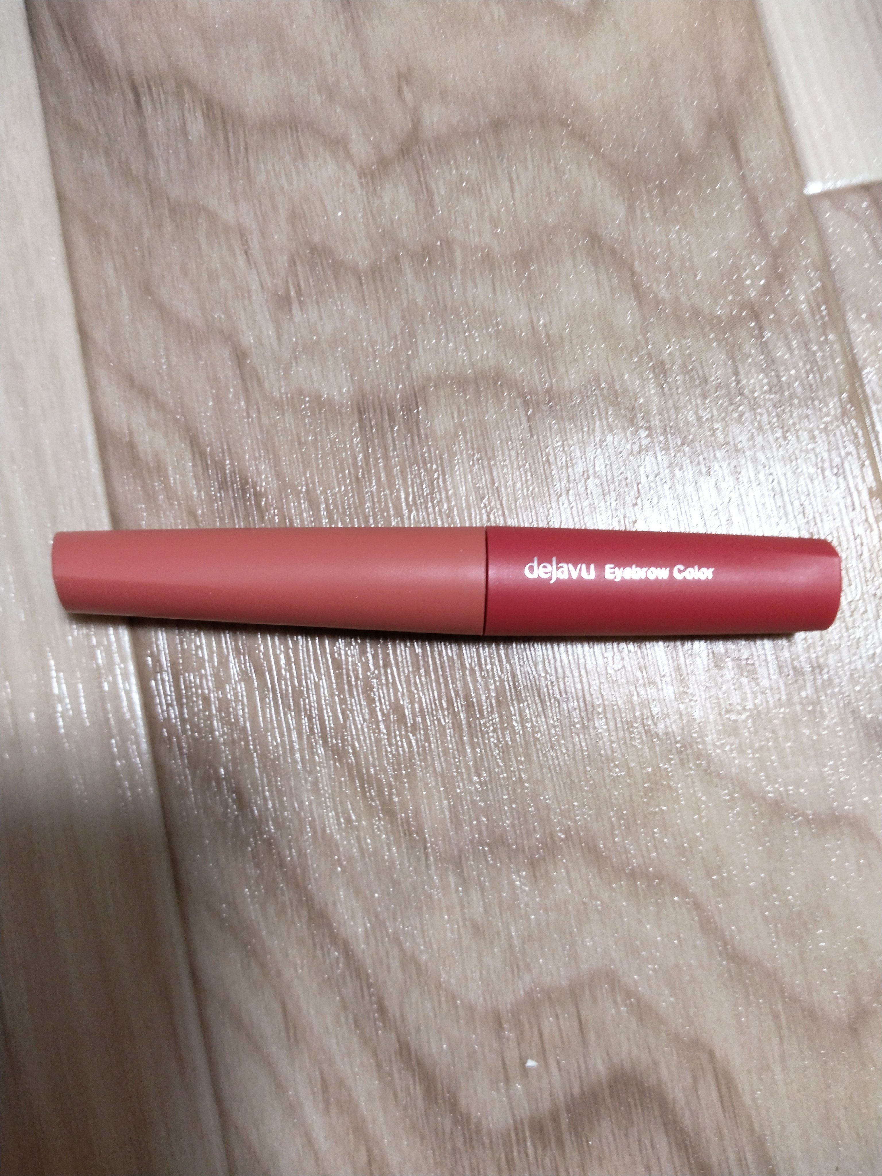 「デジャヴュ アイブロウカラー ムーンアッシュ」は、デジャヴュから販売されているアイブロウカラーマスカラの一つです。この製品は、眉毛を簡単に美しく仕上げることができるアイブロウアイテムで、特にトレンドに合わせた柔らかな色合いが特徴です。

