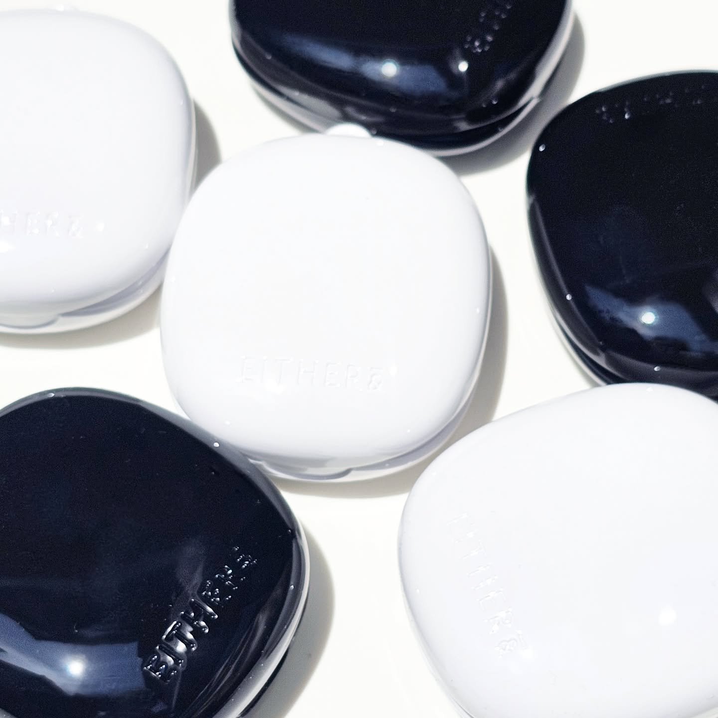 EITHER&の人気ペブルミニクッションからピンクベースカラーが登場!!
これは嬉しすぎるぞ〜💗

ほんのりツヤが残るセミグロウとさらふわに仕上がるセミマットがあるよ💓

どちらもカバー力あるけど目元とかカサつかなくてよかった✨
コンパ