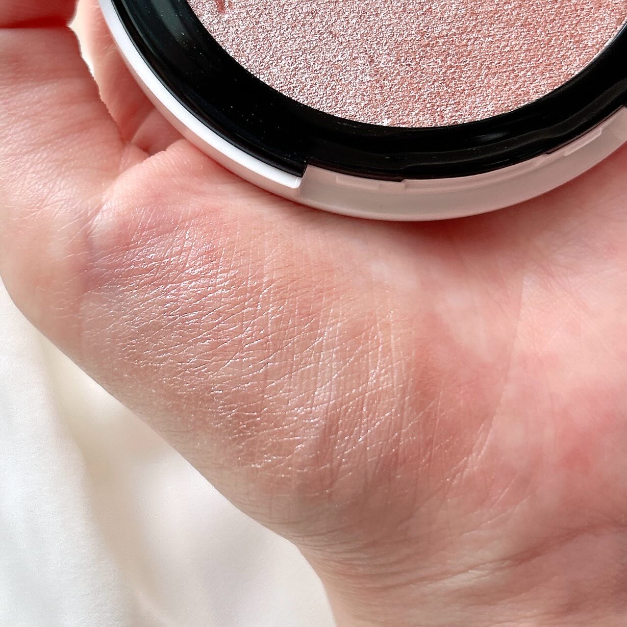 NARS ライトリフレクティング ルミナイジングパウダー/NARS/パウダーハイライトを使ったクチコミ（3枚目）