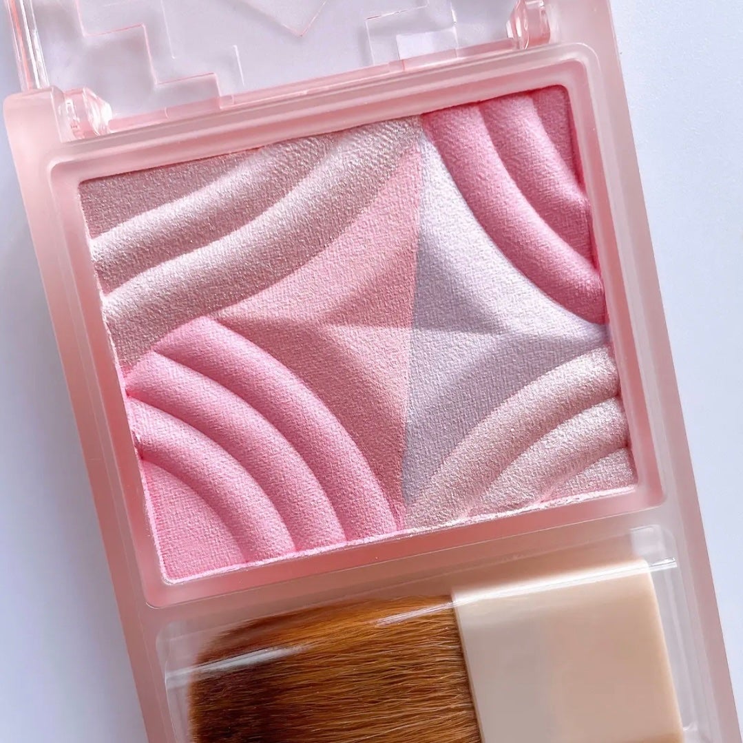 佐藤。フォロバ◎ on LIPS 「セザンヌからグラデーションチークが最近の推し❤︎︎︎︎┈┈┈┈..」(2枚目)