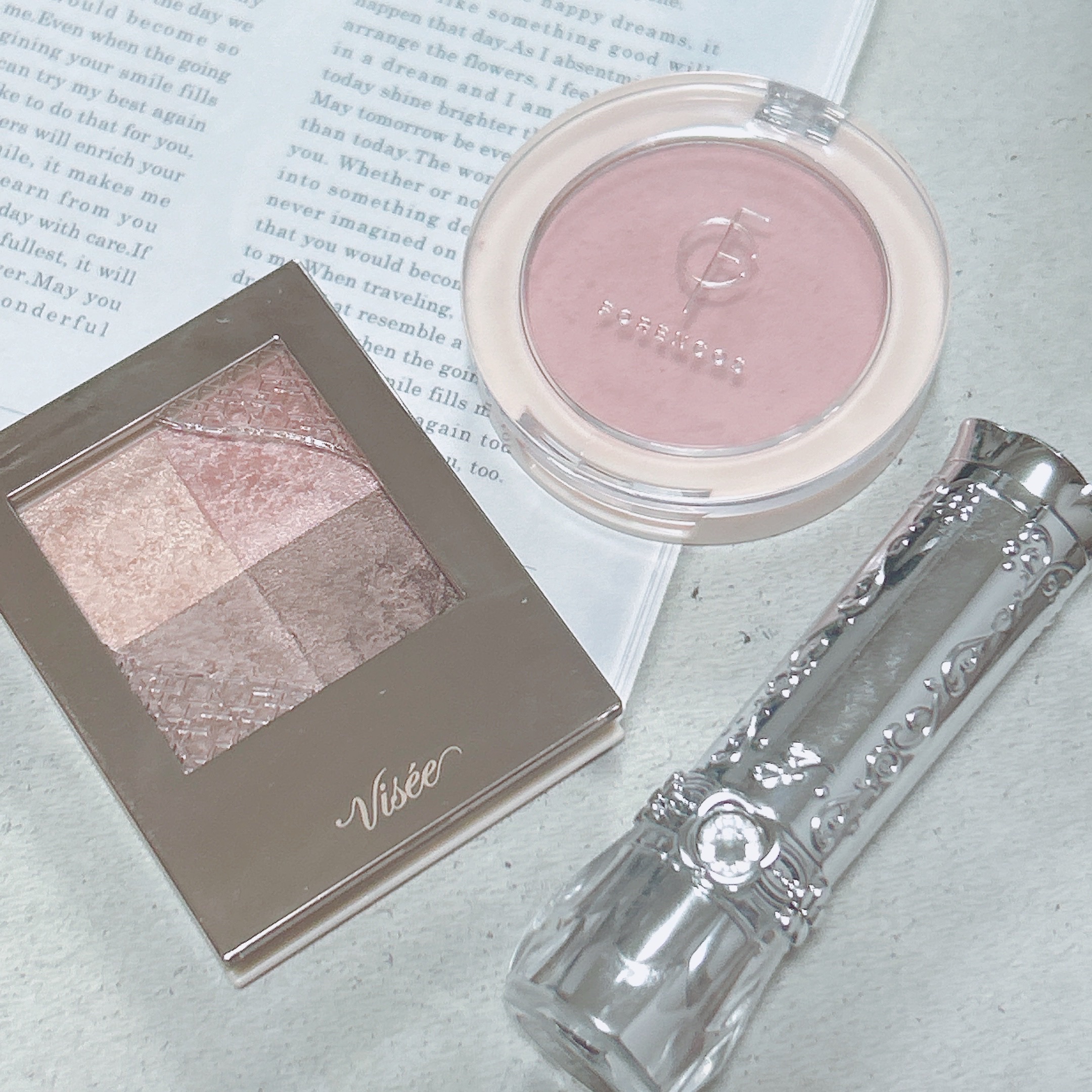 #今日のメイク

明るいカラーのトップスに合わせてメイクも淡い感じに、かつしっかりメイク感は出るような雰囲気に。

アイメイク
Visée ニュアンス デューイ クリエイター BE-2 グレイスベージュ

チーク
フォレンコス ベアブラッシ