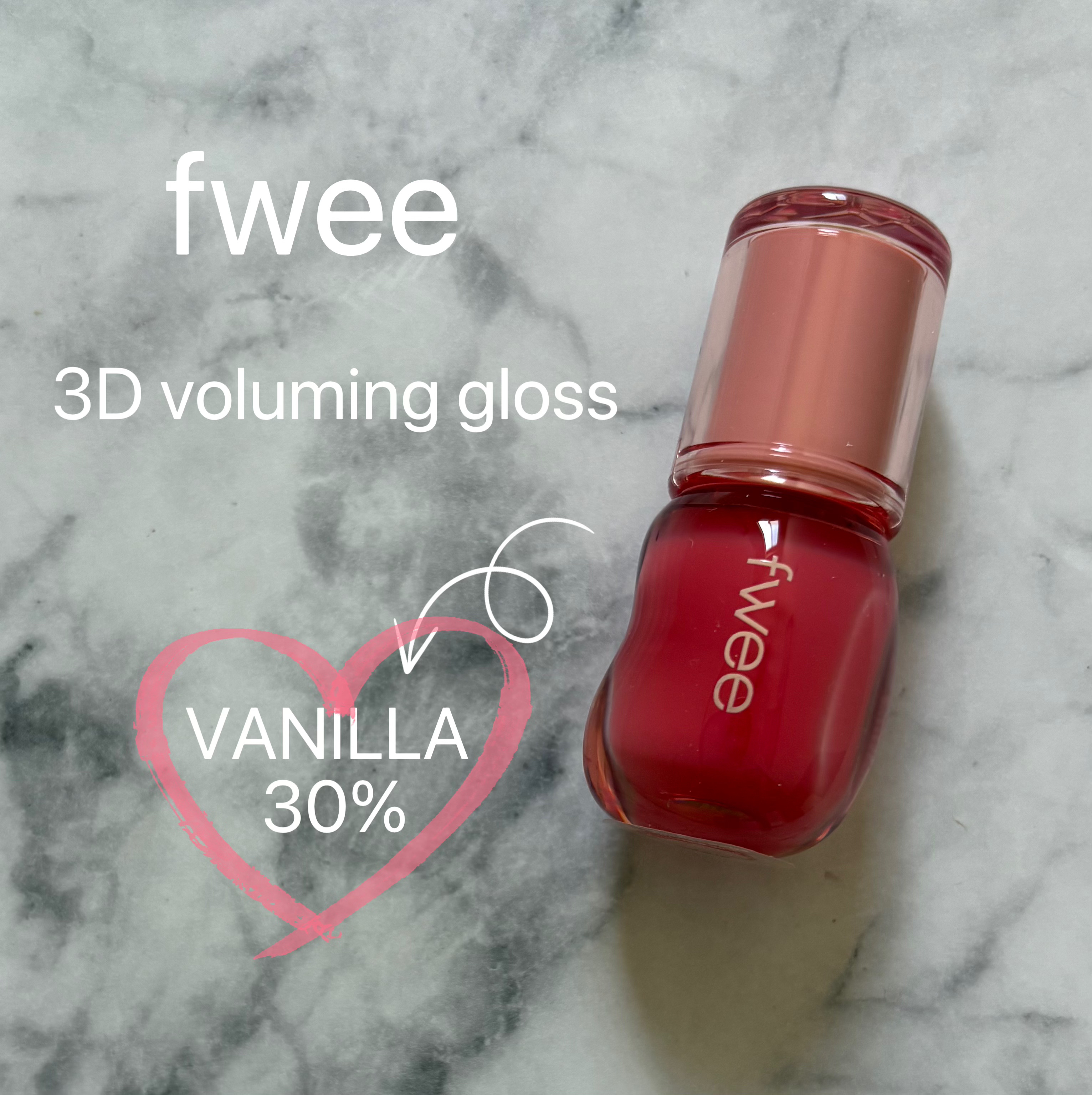 メガ割で購入したfweeの選べるセット🩷
私が購入した時は現品4点で4,240円でした！お得すぎた🉐

今回は…
fwee
フィー 3Dボリューミンググロス
A01 バニラ 30%

30%は色が淡くて唇に乗せるとツヤツヤぷっくり、色味