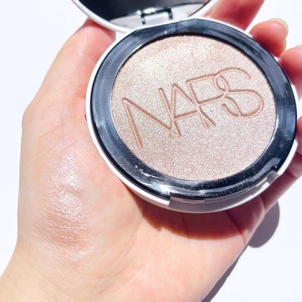 NARS ライトリフレクティング ルミナイジングパウダー/NARS/パウダーハイライトを使ったクチコミ(2枚目)