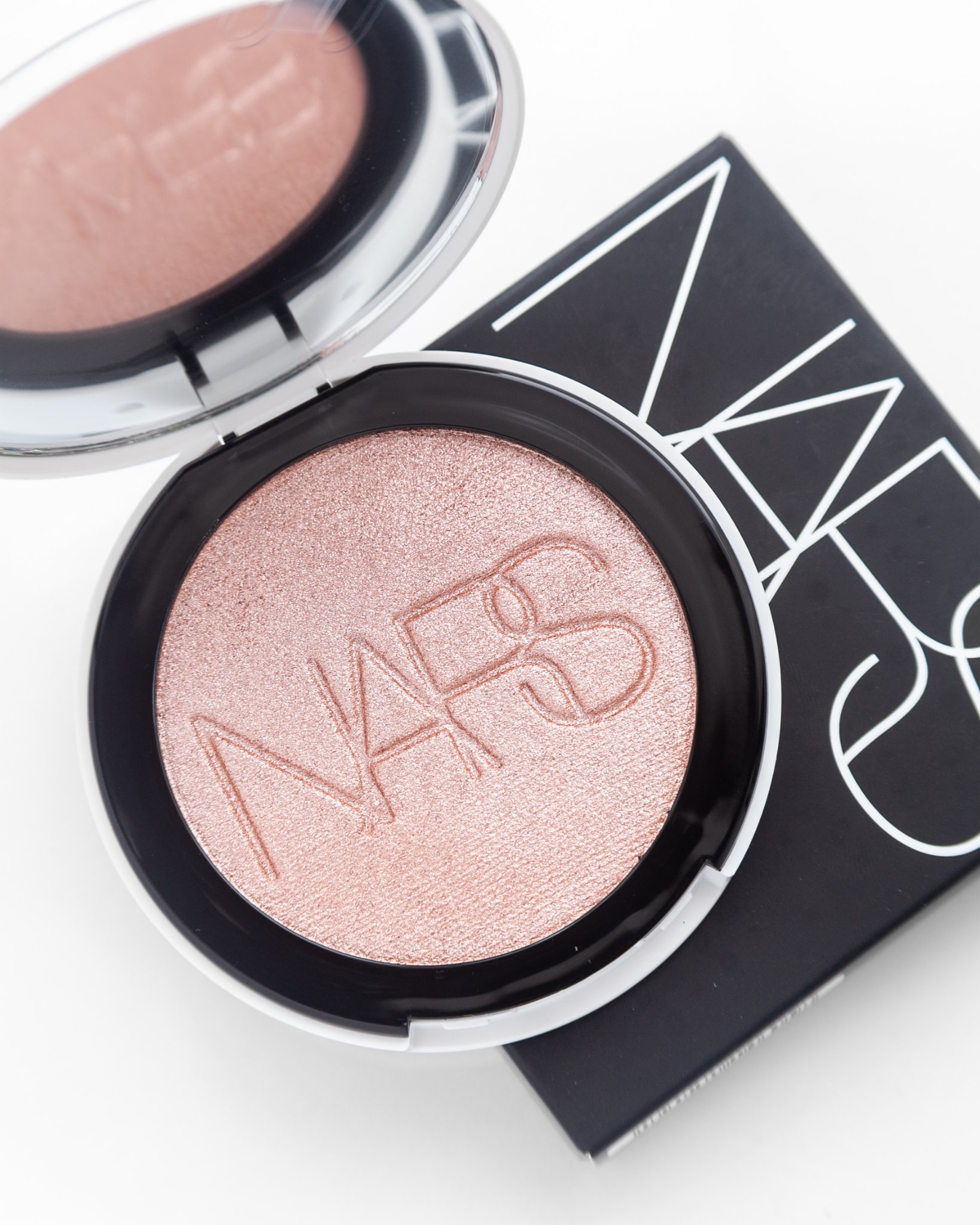 NARS ライトリフレクティング ルミナイジングパウダー/NARS/パウダーハイライトを使ったクチコミ（1枚目）