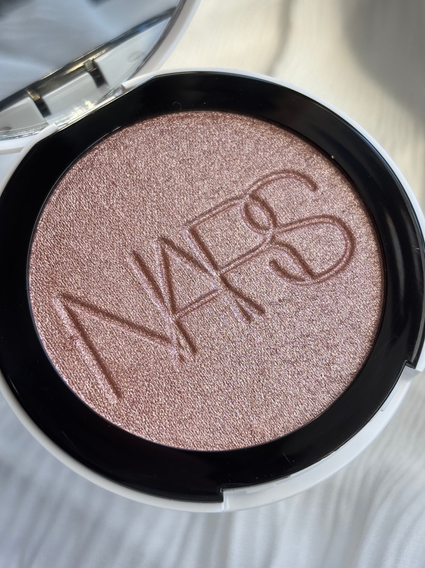 NARS ライトリフレクティング ルミナイジングパウダー/NARS/パウダーハイライトを使ったクチコミ(7枚目)