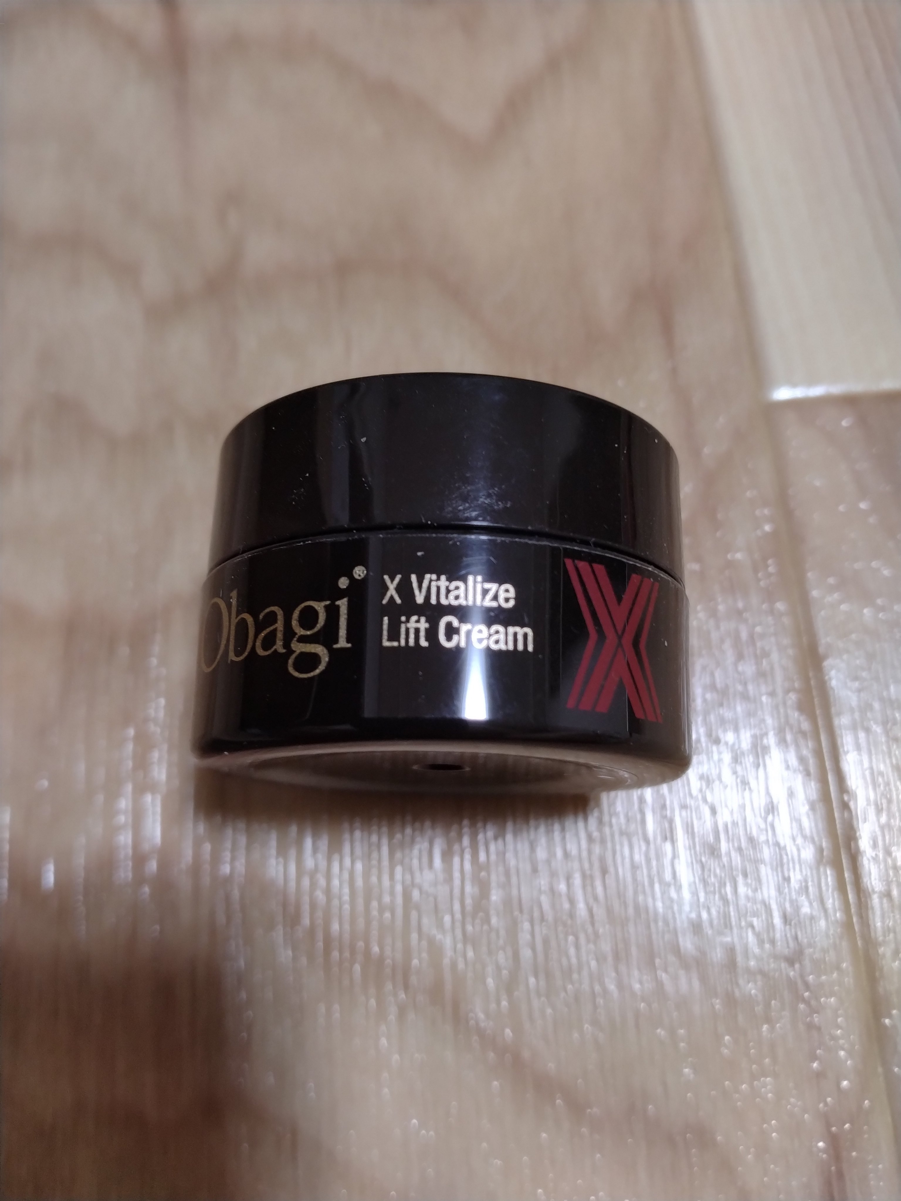 「オバジX バイタライズ リフトクリーム」は、人気のあるスキンケアブランド、オバジ（Obagi）から提供されているリフトクリームです。この製品は、肌を引き締め、ハリを与えることを目的に設計されています。

### 主な特徴

1. **リフ