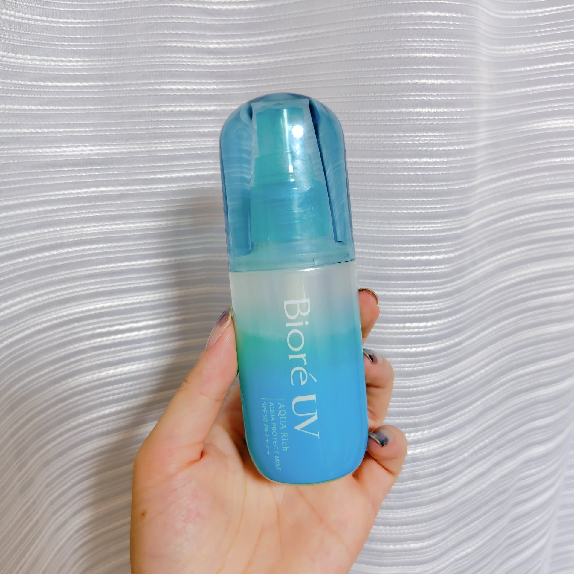 ☆ビオレUV アクアリッチ アクアプロテクトミスト☆

ノンガスのスプレータイプで、
小ぶりだし髪にも使えるという事で購入しましたが…

手軽さよりも使用感(シュッした後のぺとぺと感)が
気になって気になって、
結局好きになれずにごめんなさ