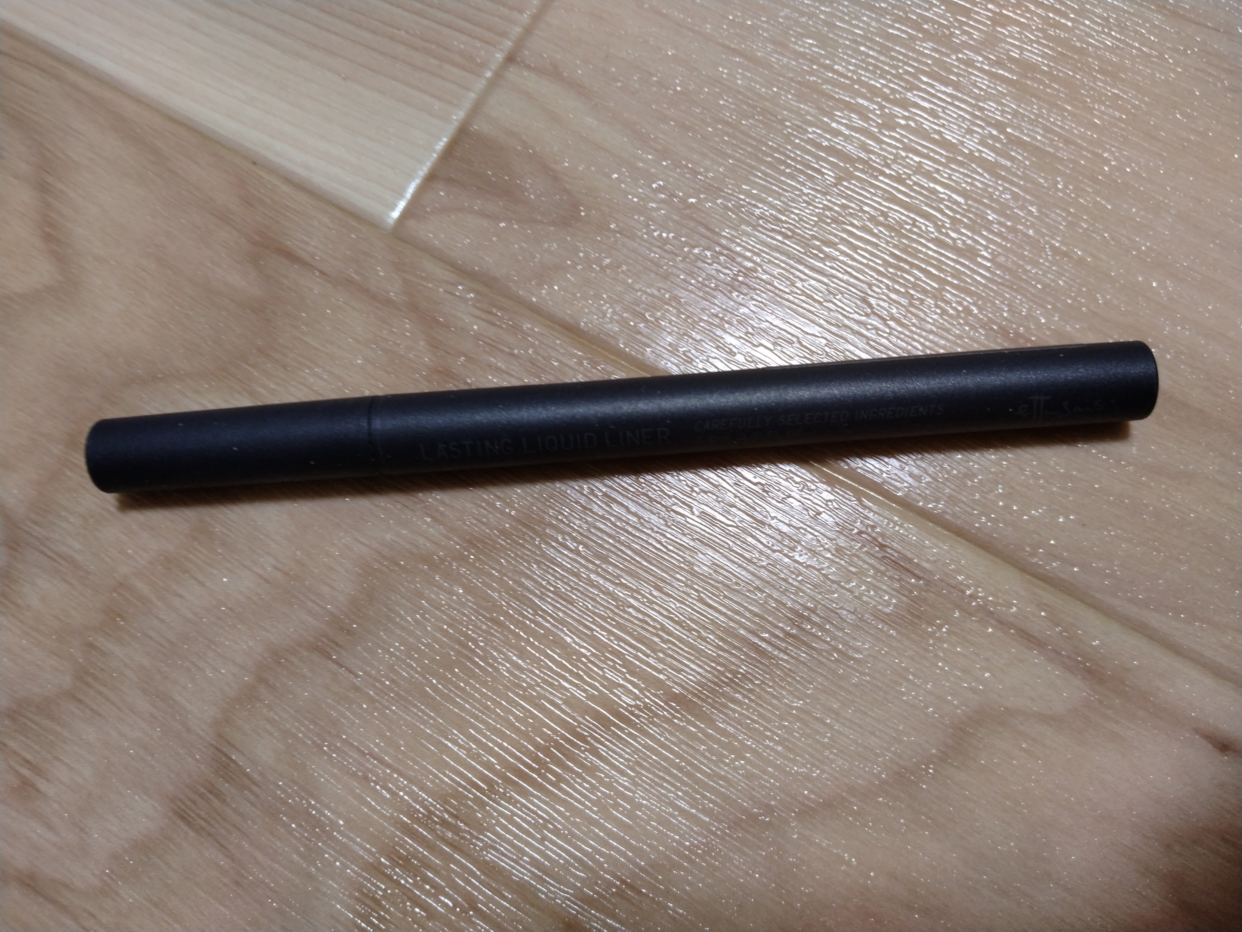 「エテュセ ラスティング リキッドライナー 01マイルドブラック」は、エテュセの人気商品で、特に目元を引き立てるための高性能なリキッドアイライナーです。この製品は、自然な印象を与えつつ、目元を際立たせるために設計されています。

### 主