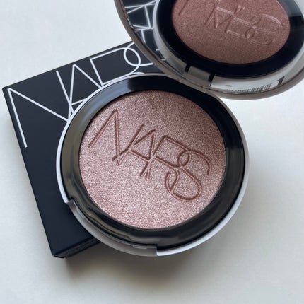 NARS ライトリフレクティング ルミナイジングパウダー/NARS/パウダーハイライトを使ったクチコミ(4枚目)