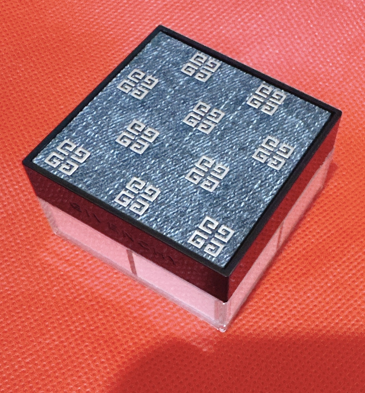 GIVENCHY プリズム・リーブル・ハイライター	（フォール コレクション 2025）のクチコミ「限定パケにつられて購入。
ピンクとホワイトの2色カラーのハイライトですが、ホワイト感が強めのお.....」（1枚目）