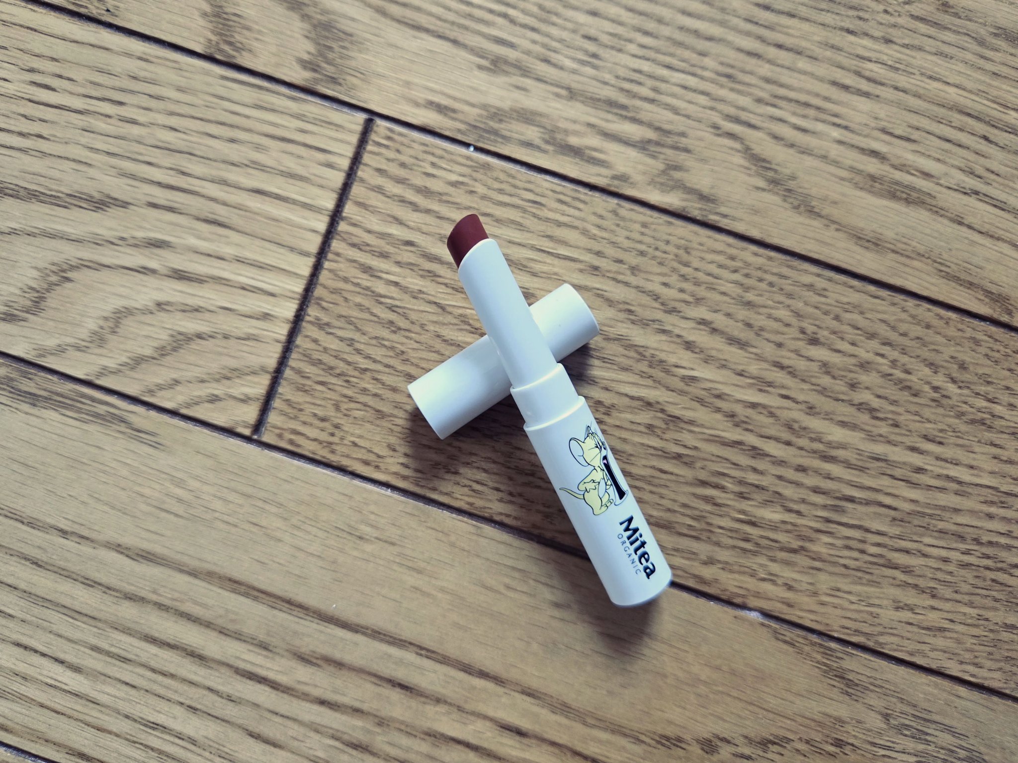 セラムオイルリップスティック  トムとジェリー限定デザイン（マロングラッセ）/ミティア オーガニック/口紅を使ったクチコミ（2枚目）