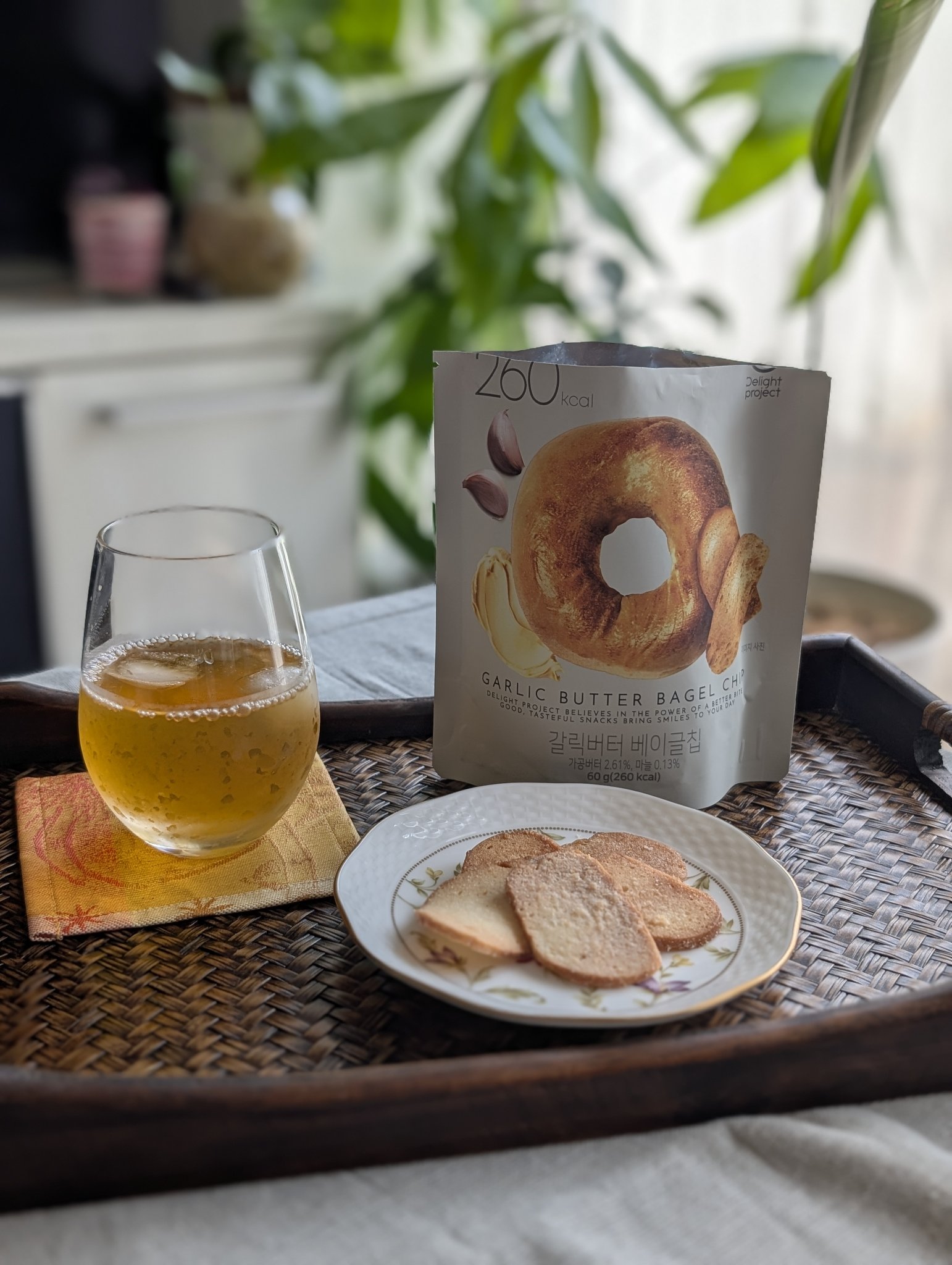 私はスイーツ好きなのだけれど、美味しいおやつにもなるベーグルチップ。

韓国を代表する大人気ストア「OLIVE YOUNG」のプライベートブランド「Delight Project」の商品です。
パッケージもめっちゃ可愛い♡

ベーグルがうす