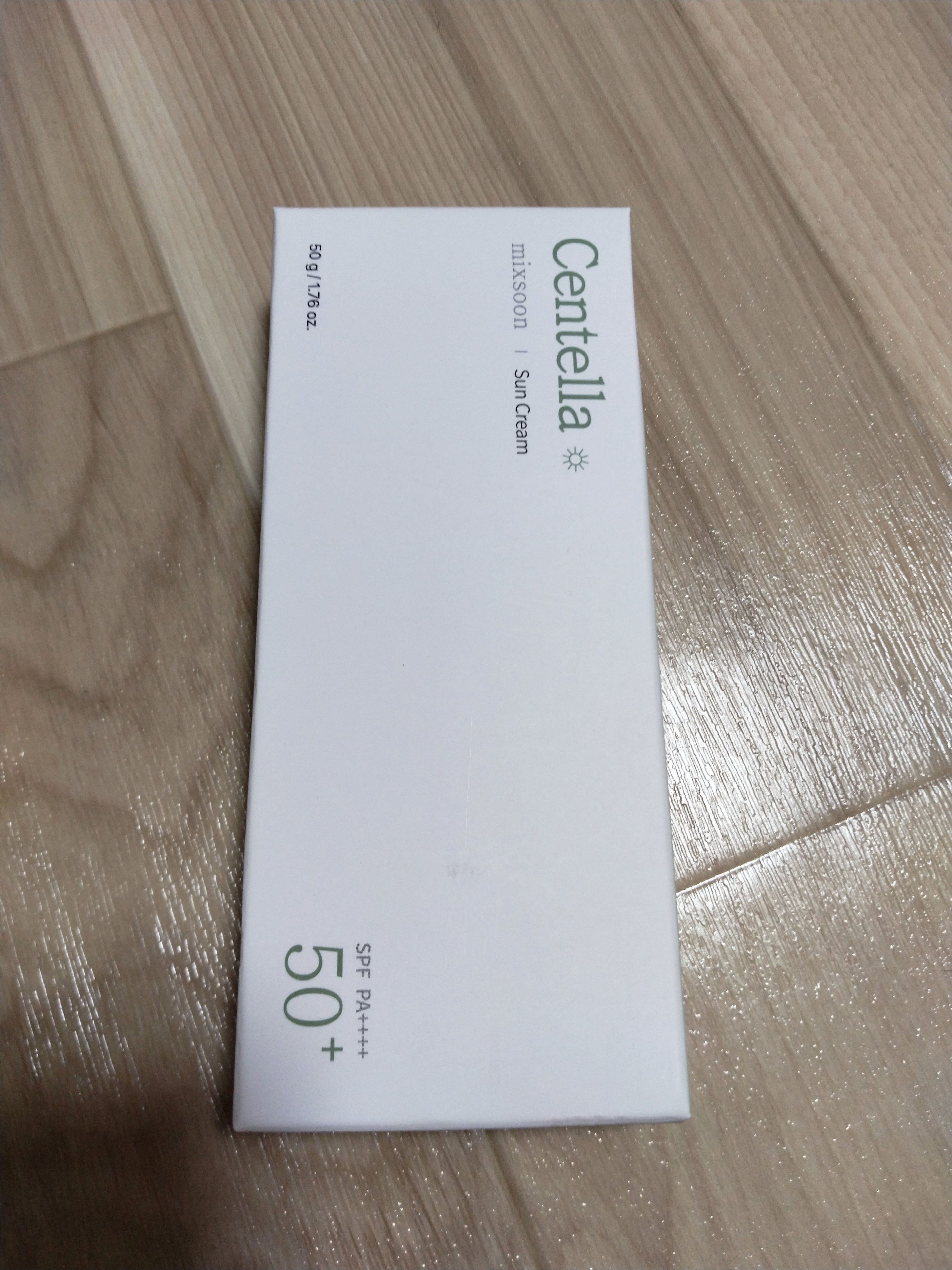 「mixsoon ツボクサ サンクリーム」は、韓国のスキンケアブランド「ミックスーン（mixsoon）」が発売した、ツボクサエキスを主成分とするUVカット効果のあるクリームです。この製品は、肌を保護しながら、ツボクサの持つ特性を活かして肌を