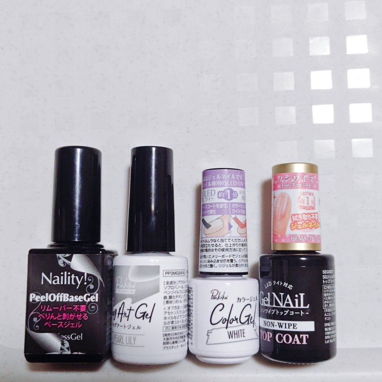 紫音@なるべくフォロバ on LIPS 「ほぼ百均白ベースの控えめ和風ネイル✼••┈┈••✼••┈┈••..」(3枚目)