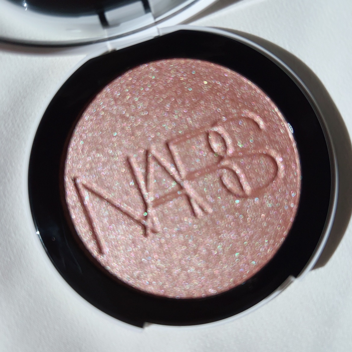 NARS ライトリフレクティング ルミナイジングパウダー/NARS/パウダーハイライトを使ったクチコミ（2枚目）