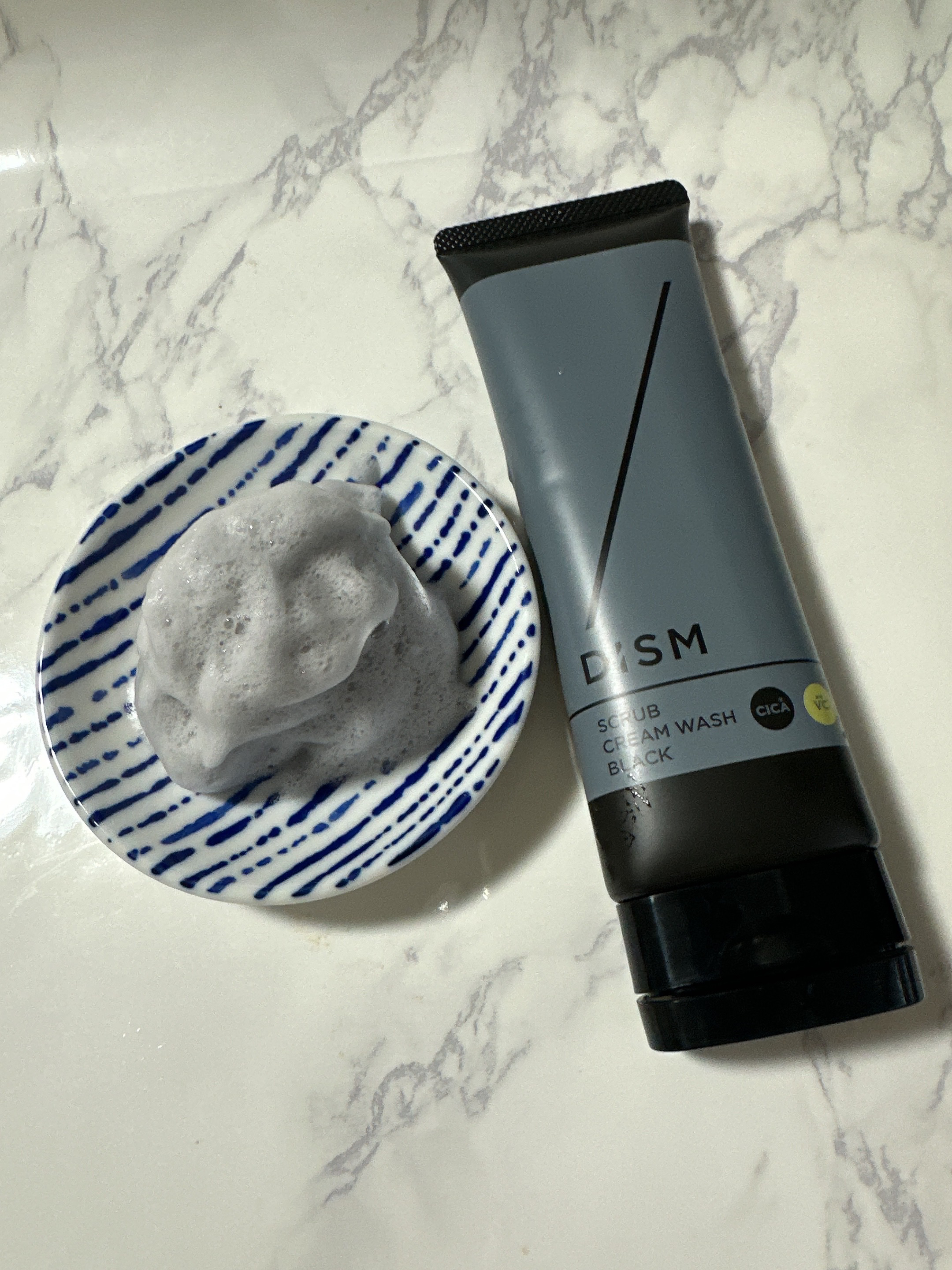 2wayがうれしい黒い洗顔料⚫️
﻿
﻿元々DISMでは楽チンでモコモコ泡が気持ちよい泡洗顔が一番好きです🫧

こちらは通常の洗顔料としては泡立てる手間がありますが、泡だてネットを使えばすぐにもーっちりした泡ができて、これまた心地よいです