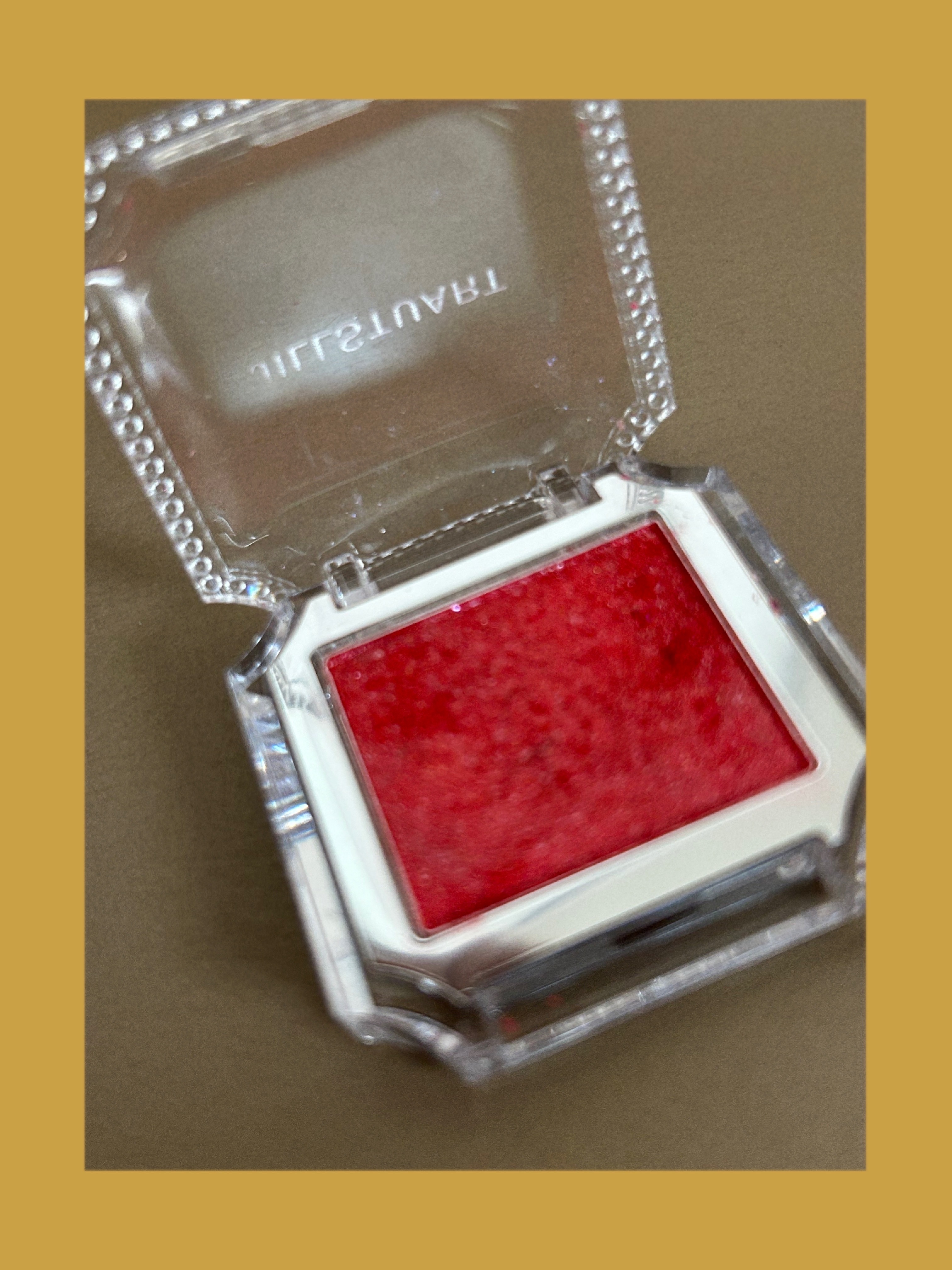 JILL STUART アイコニックルック アイシャドウのクチコミ「ジルスチュアートの娘は可愛くて大好きです。こちらのアイシャドーは割とシンプルなパッケージですが.....」（1枚目）