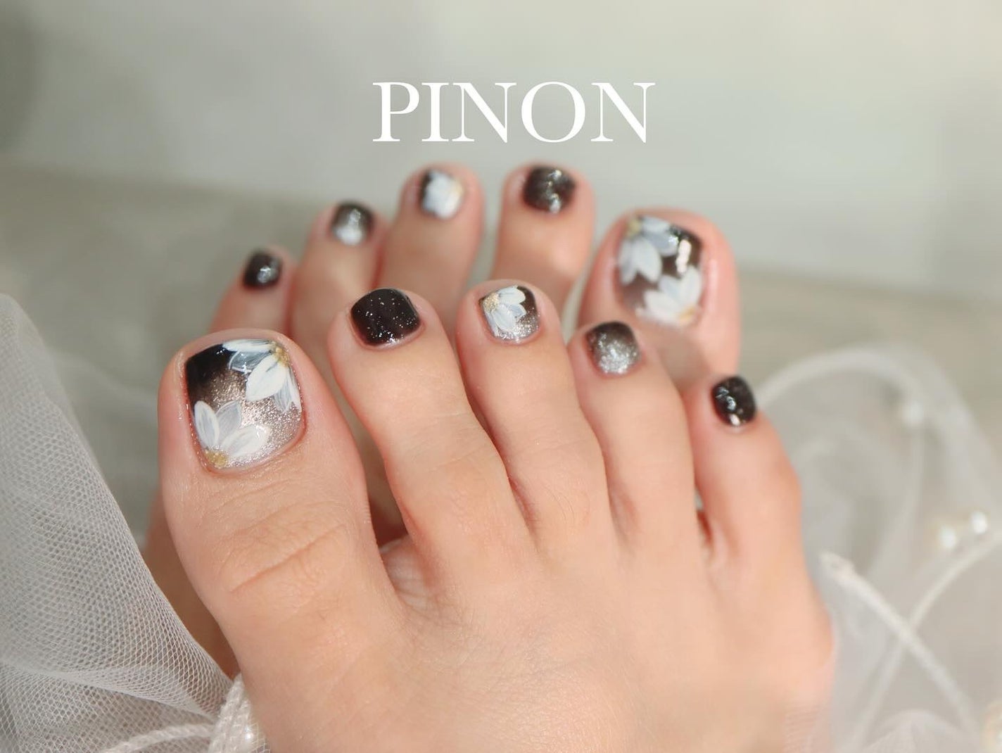 shino on LIPS 「footdesigncourseマグの黒グラデにフラワーアット..」(2枚目)