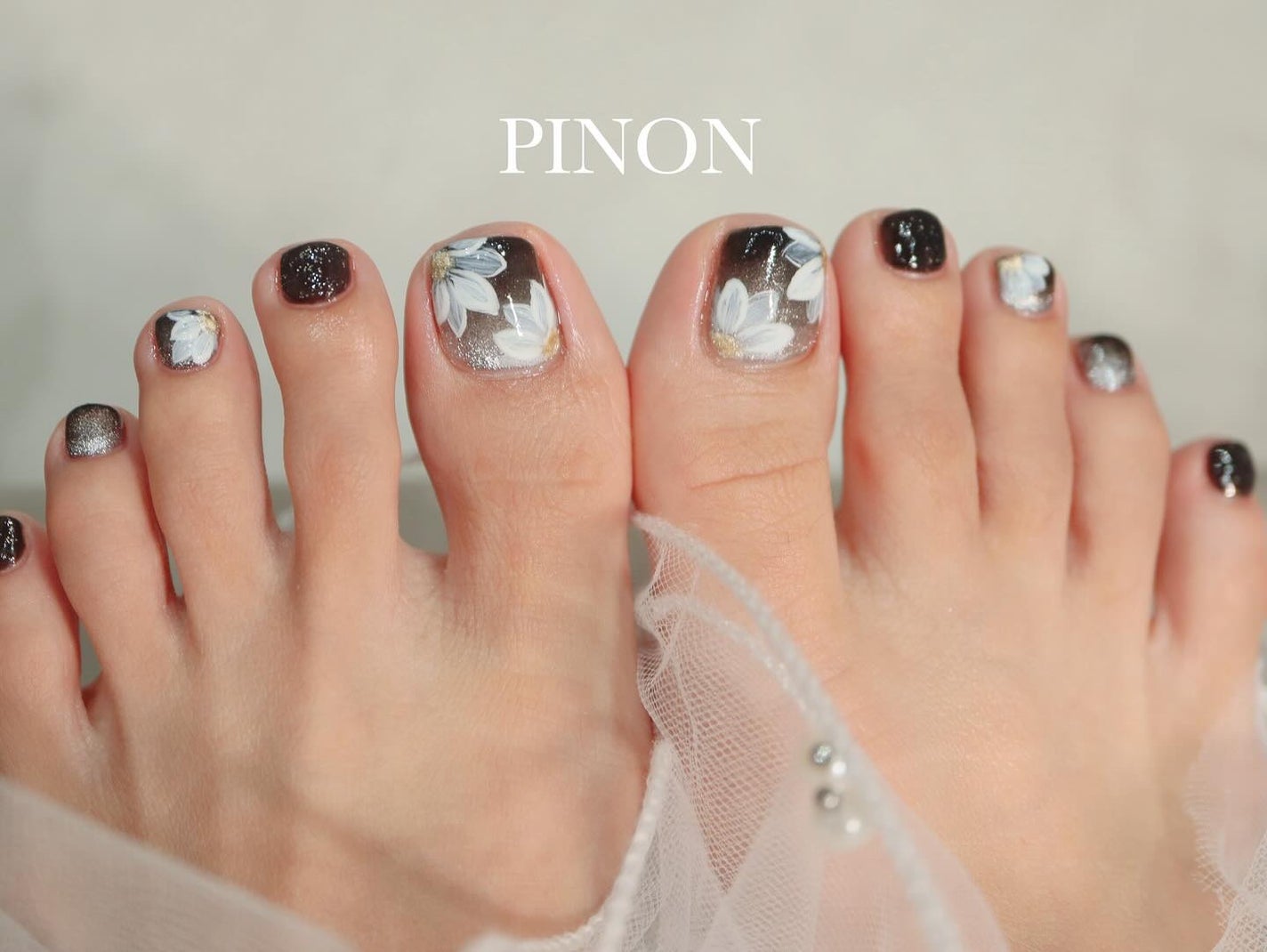 shino on LIPS 「footdesigncourseマグの黒グラデにフラワーアット..」(1枚目)