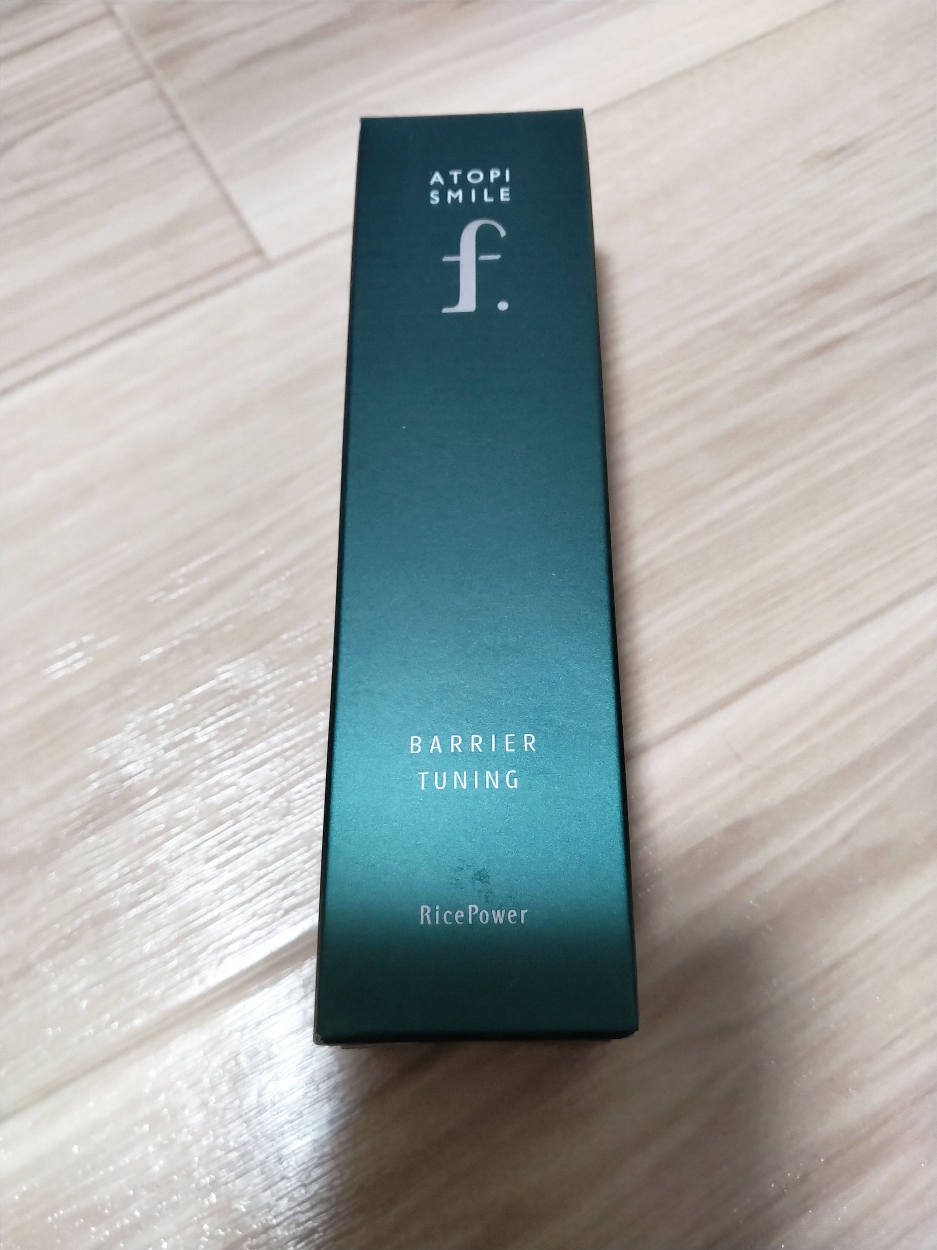 「アトピスマイルフォルテ バリアチューニングセラム」は、肌のバリア機能をサポートするために設計された美容液です。この製品は、特に敏感肌や乾燥肌、アトピー肌の方に向けたスキンケアアイテムとして人気があります。

### 主な特徴

1. **