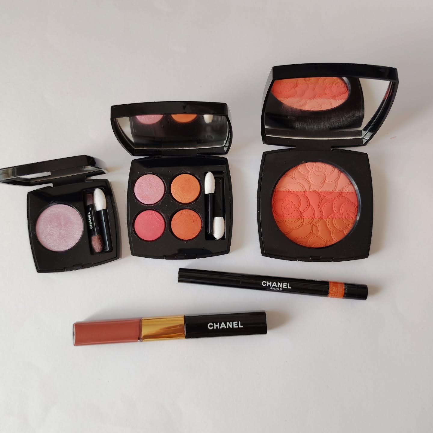 カメリア フトゥーラ/CHANEL/パウダーチークを使ったクチコミ（1枚目）