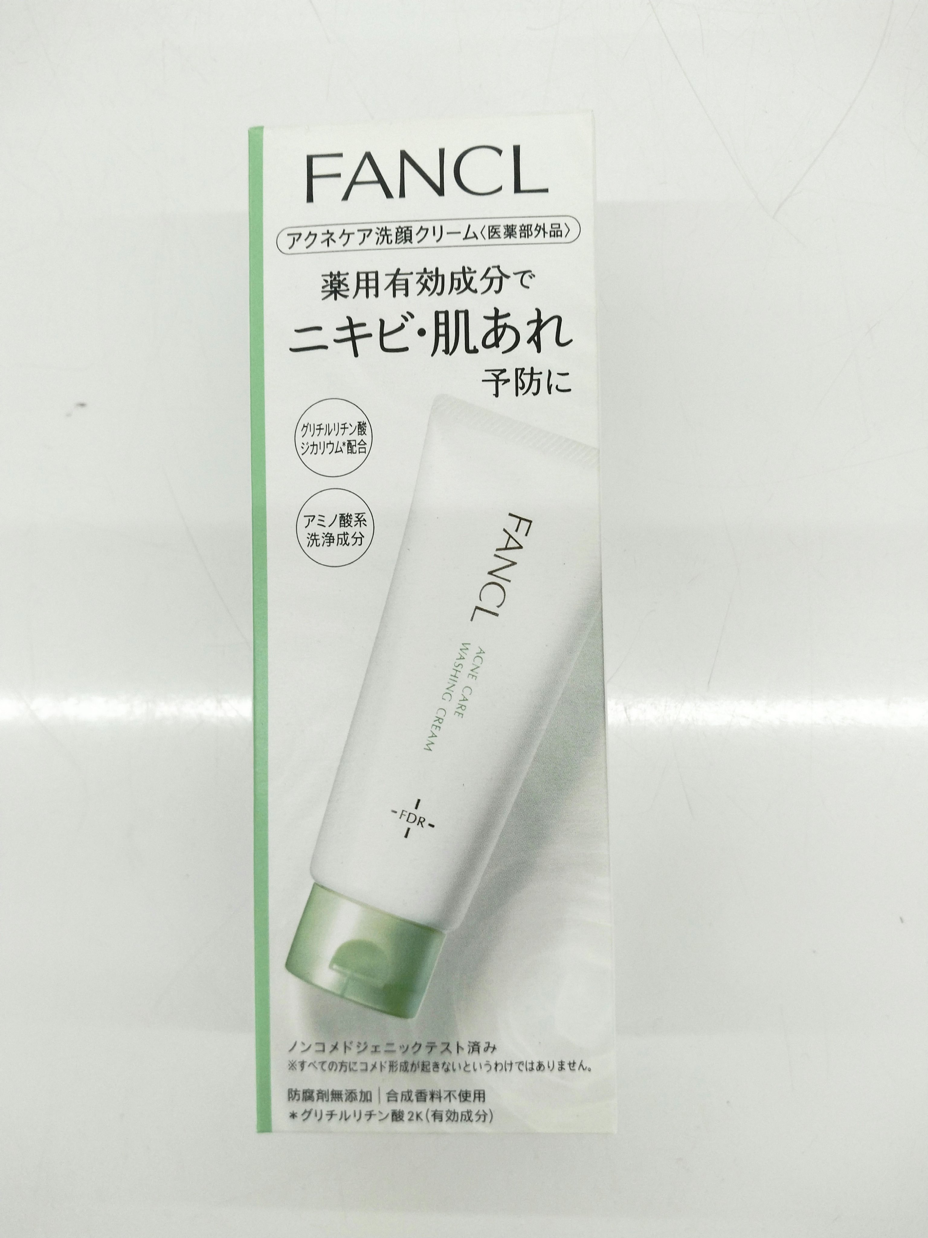 「ファンケル アクアケア 洗顔クリーム」は、日本のスキンケアブランドであるファンケル（FANCL）から販売されている洗顔料です。この洗顔クリームは、肌を優しくケアしながら、効果的に汚れを取り除くことを目的に作られています。

### 主な特