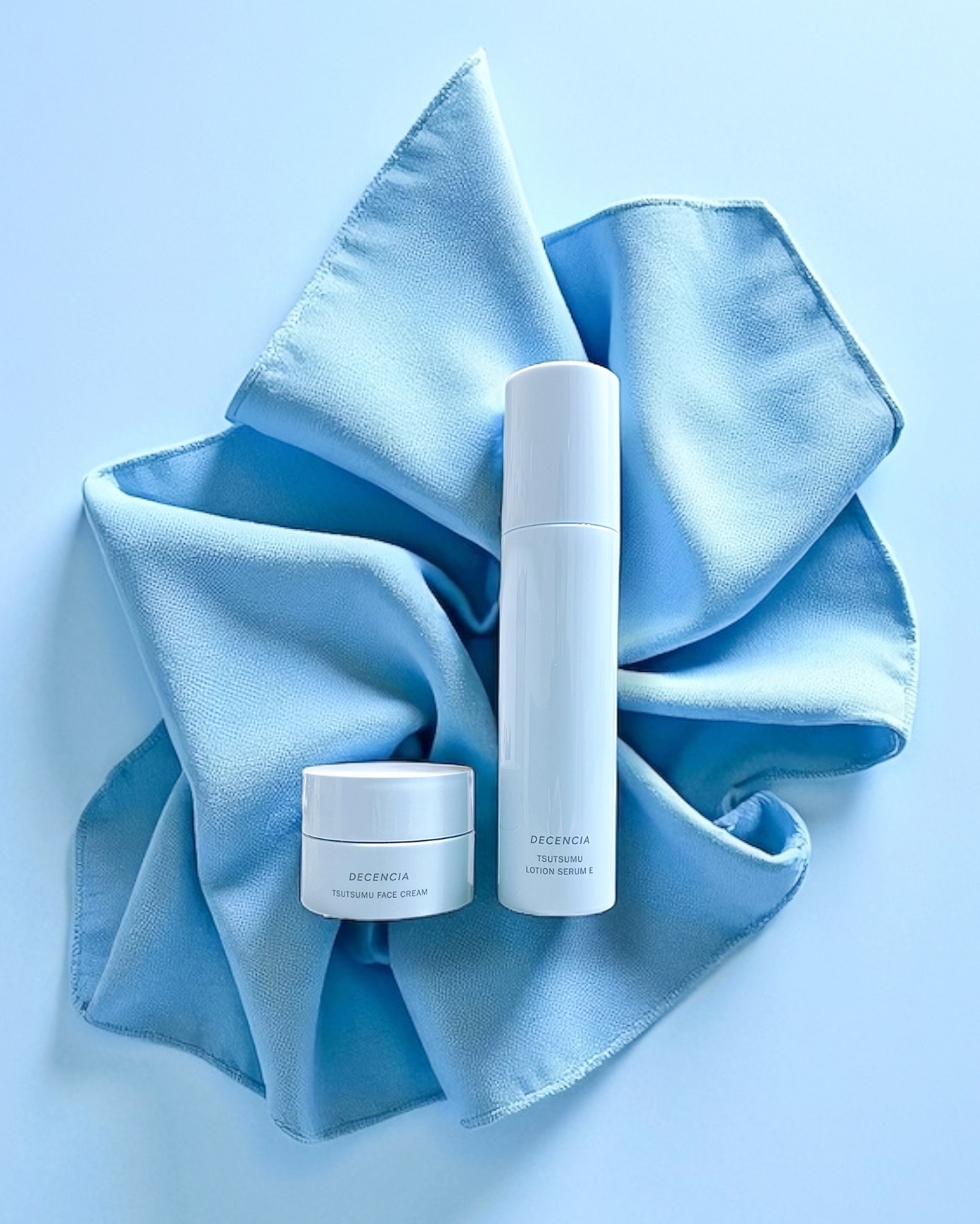 ⁡
⁡
風呂で敷くから、風呂敷
⁡
ド直球なネーミングのわりに
その意味を知らなかったというか、
知ろうともしなかった
⁡
室町時代の武士たちは
湯殿で火照った身体を冷ましながら
その布を一枚敷き、着物を広げたという
⁡
湿気を含んだ肌と衣