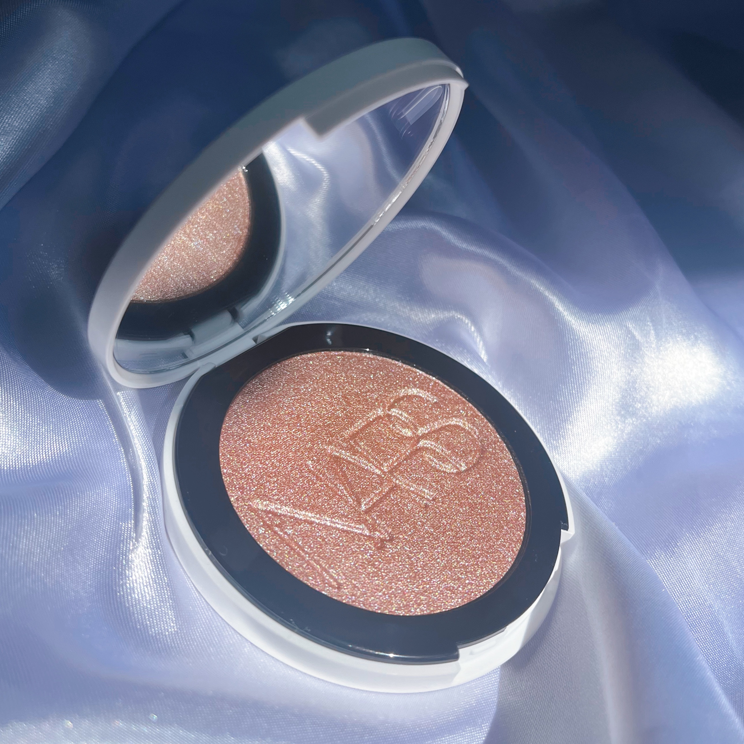 NARS ライトリフレクティング ルミナイジングパウダー/NARS/パウダーハイライトを使ったクチコミ（2枚目）