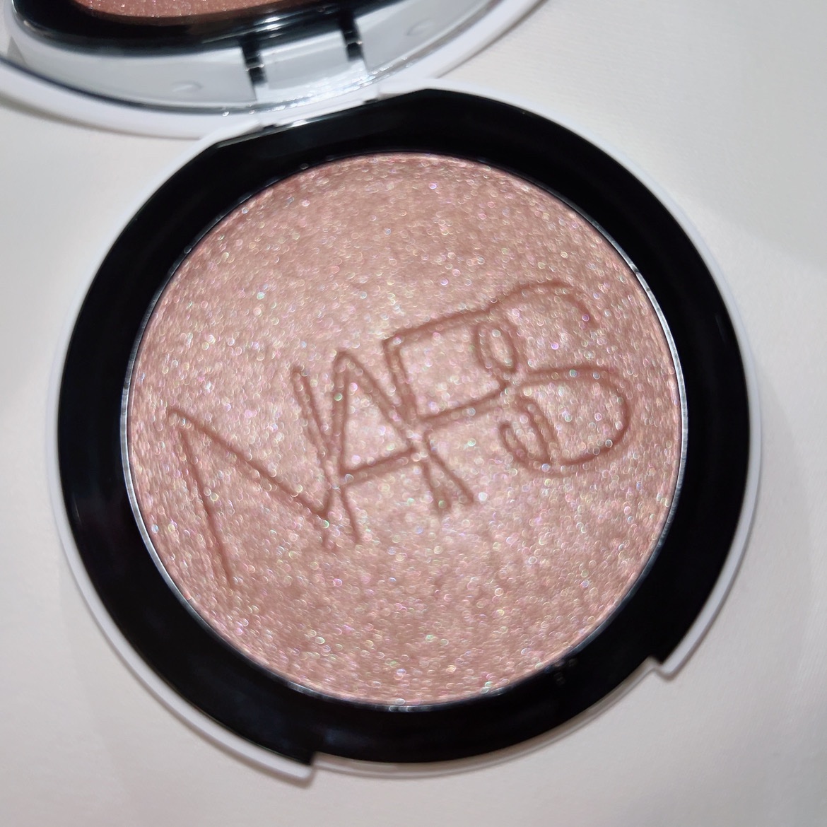 NARS ライトリフレクティング ルミナイジングパウダー/NARS/パウダーハイライトを使ったクチコミ（3枚目）